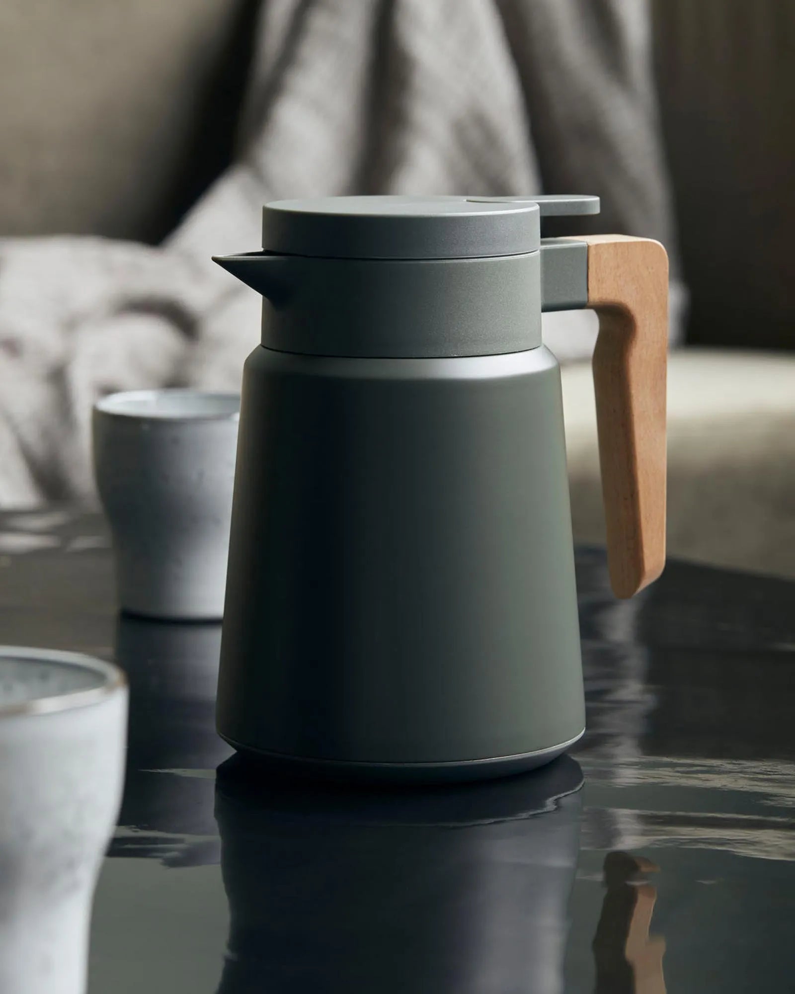 Grüne Thermoskanne Cole von House Doctor: 1L, Edelstahl, Buchenholzgriff, zeitloses Design für Kaffee oder Tee.