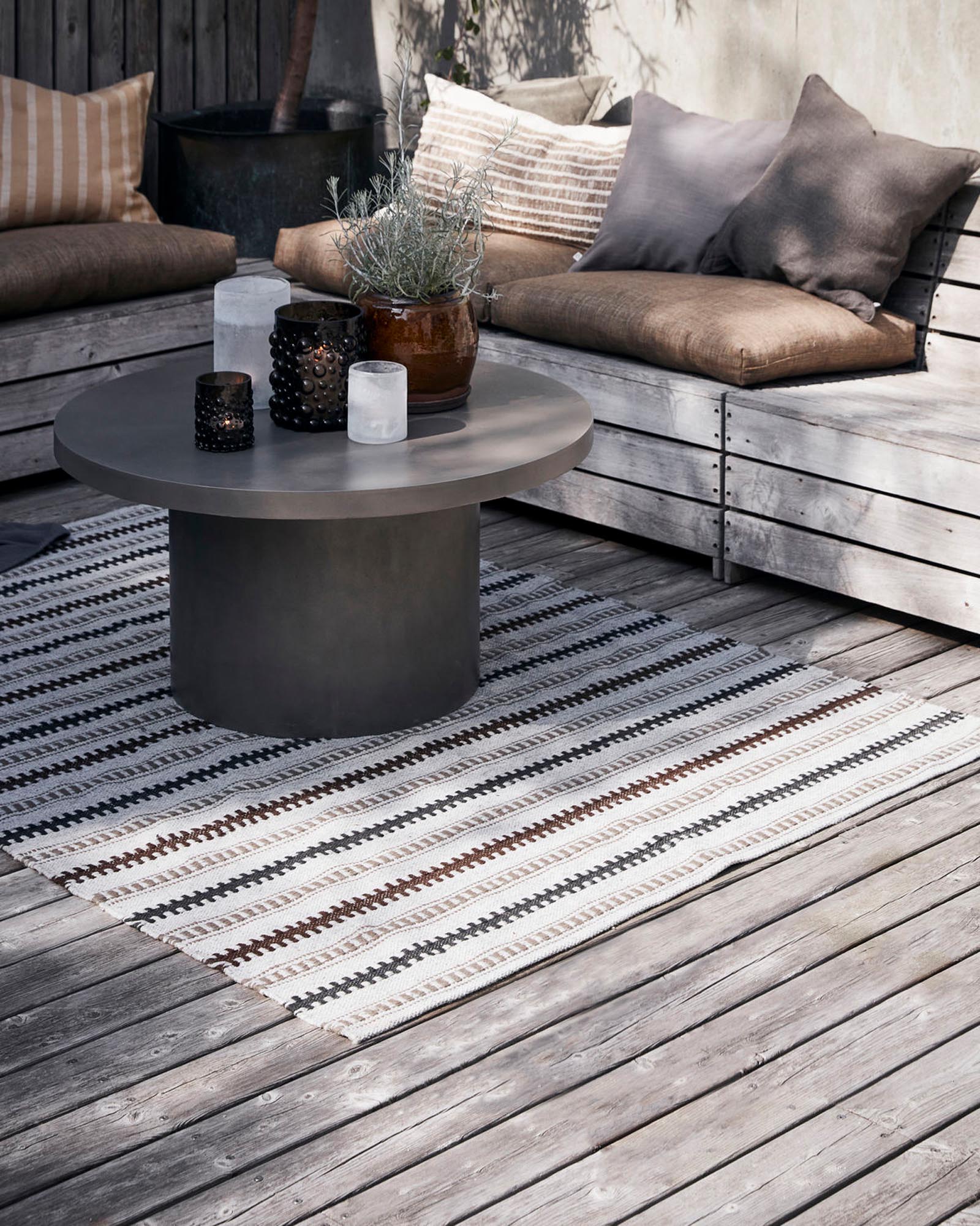 Eleganter Teppich "Terra" in sanftem Hellgrau, ideal für stilvolle Wohnräume. Hochwertige Verarbeitung von House Doctor.