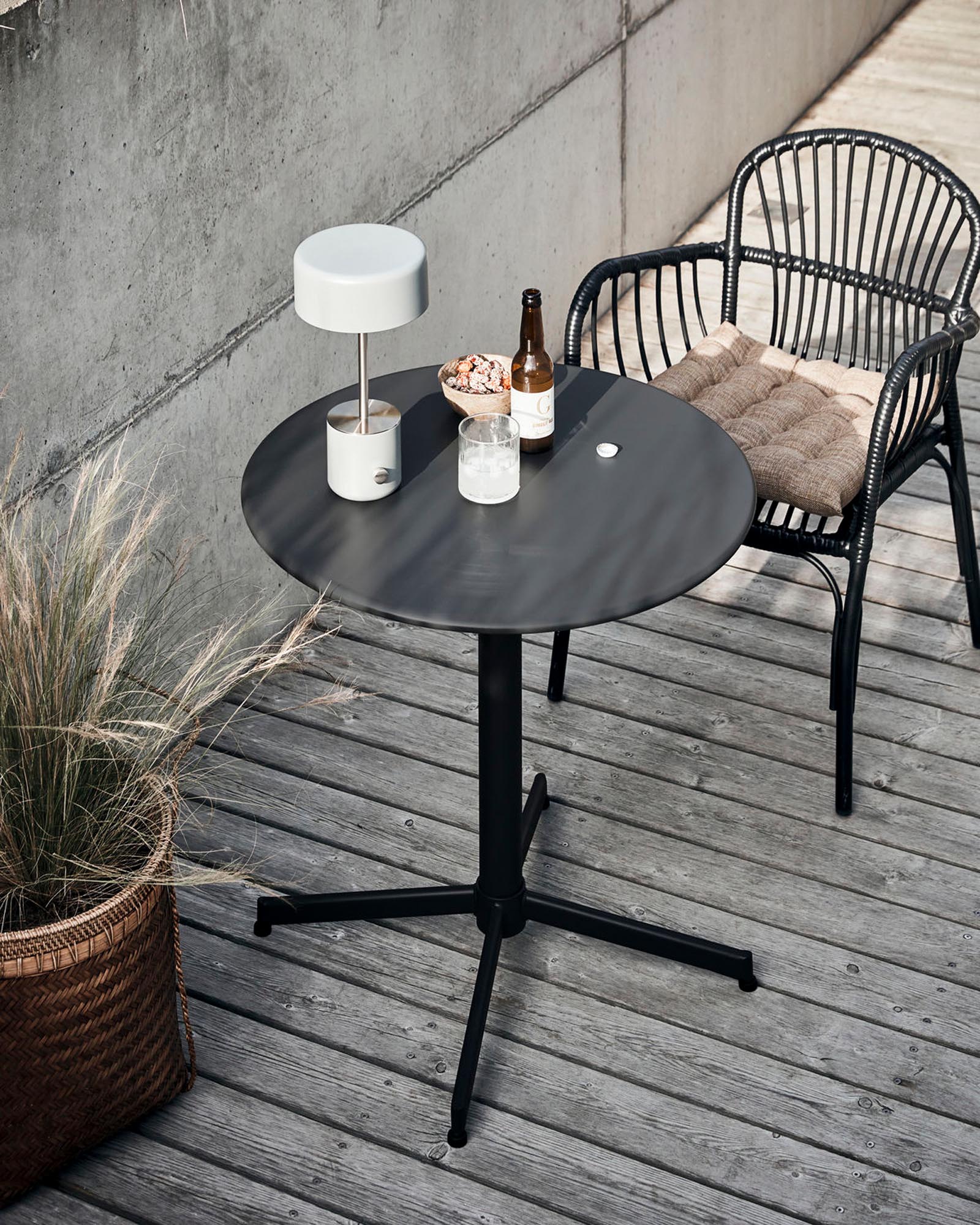 Runder Gartentisch Helo in elegantem Schwarz, ideal für stilvolle Outdoor-Bereiche, präsentiert von House Doctor.