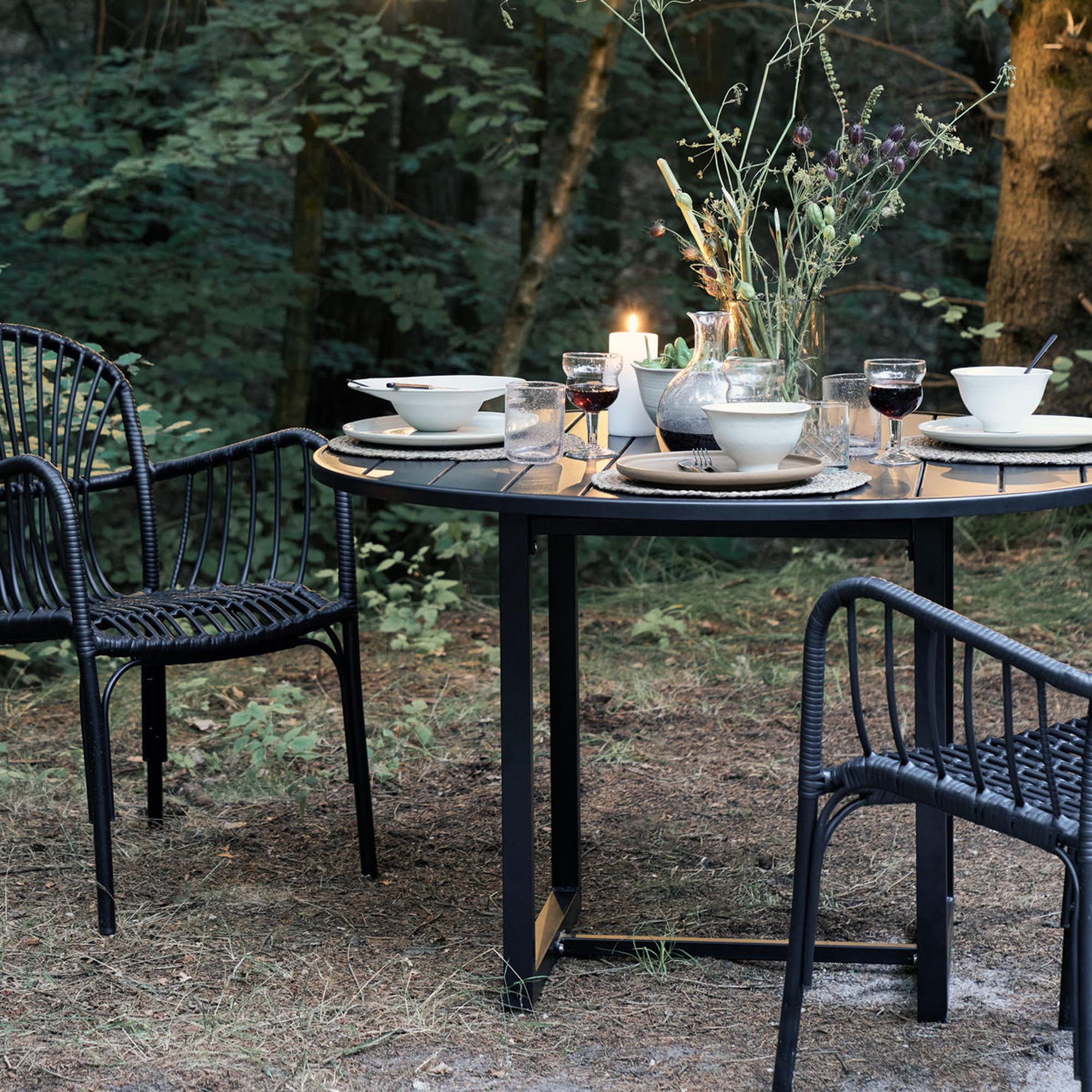 Moderner runder Gartentisch Helo in Schwarz von House Doctor, ideal für entspannte Outdoor-Momente und ansprechende Gartenarrangements.