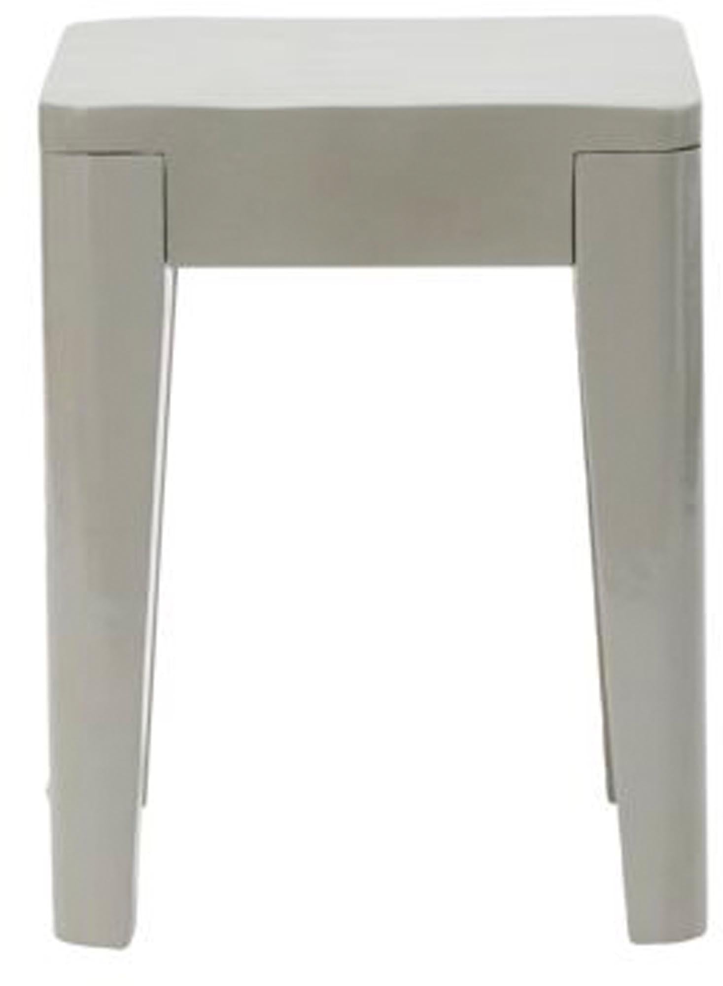 Eleganter Hocker aus robustem Mangoholz, grau lackiert, vielseitig als Konsole oder Nachttisch nutzbar.