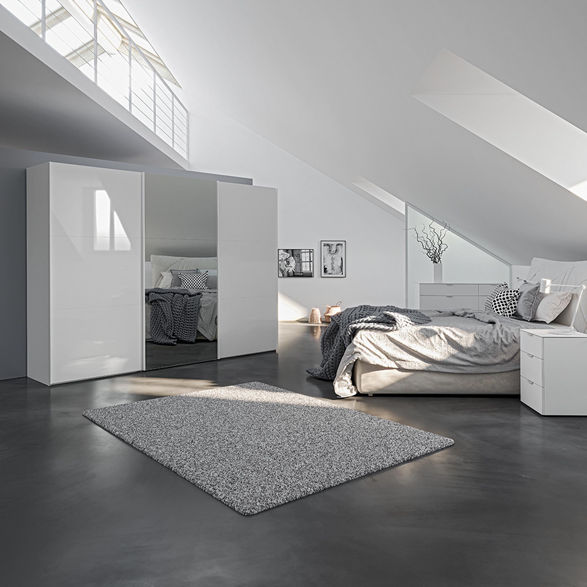 Moderner XXL Schwebetürenschrank in Premiumweiss mit Spiegel von Jutzler. Hochwertige Materialien, vielseitige Innenausstattung und einfacher Aufbau.