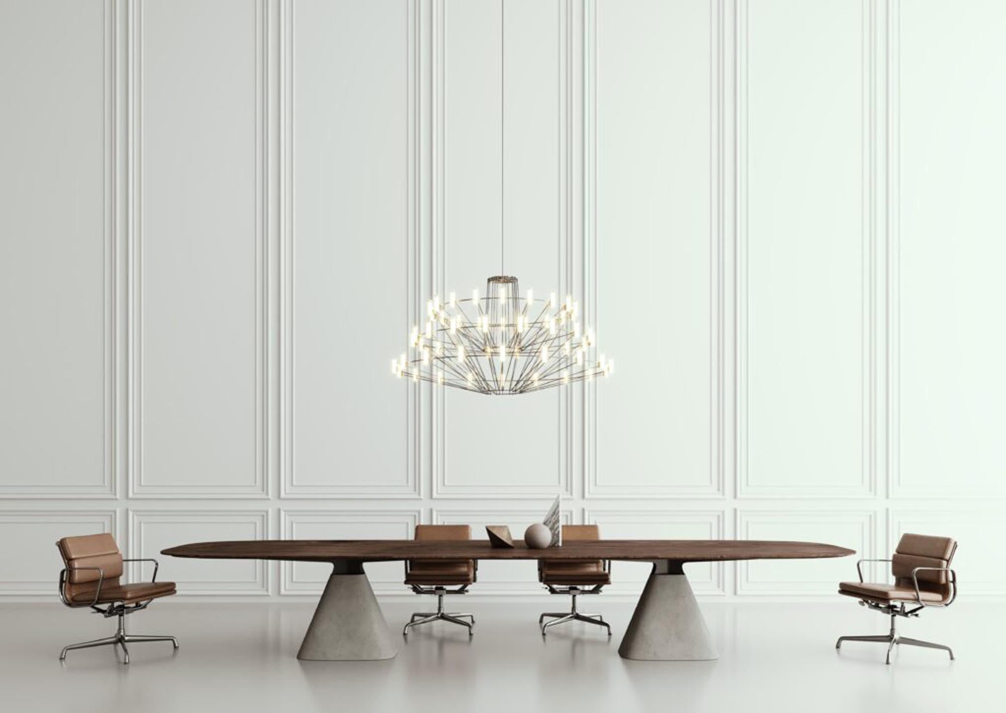 Eleganter Bridge Tisch in Creme mit exquisiter Holzoberfläche.