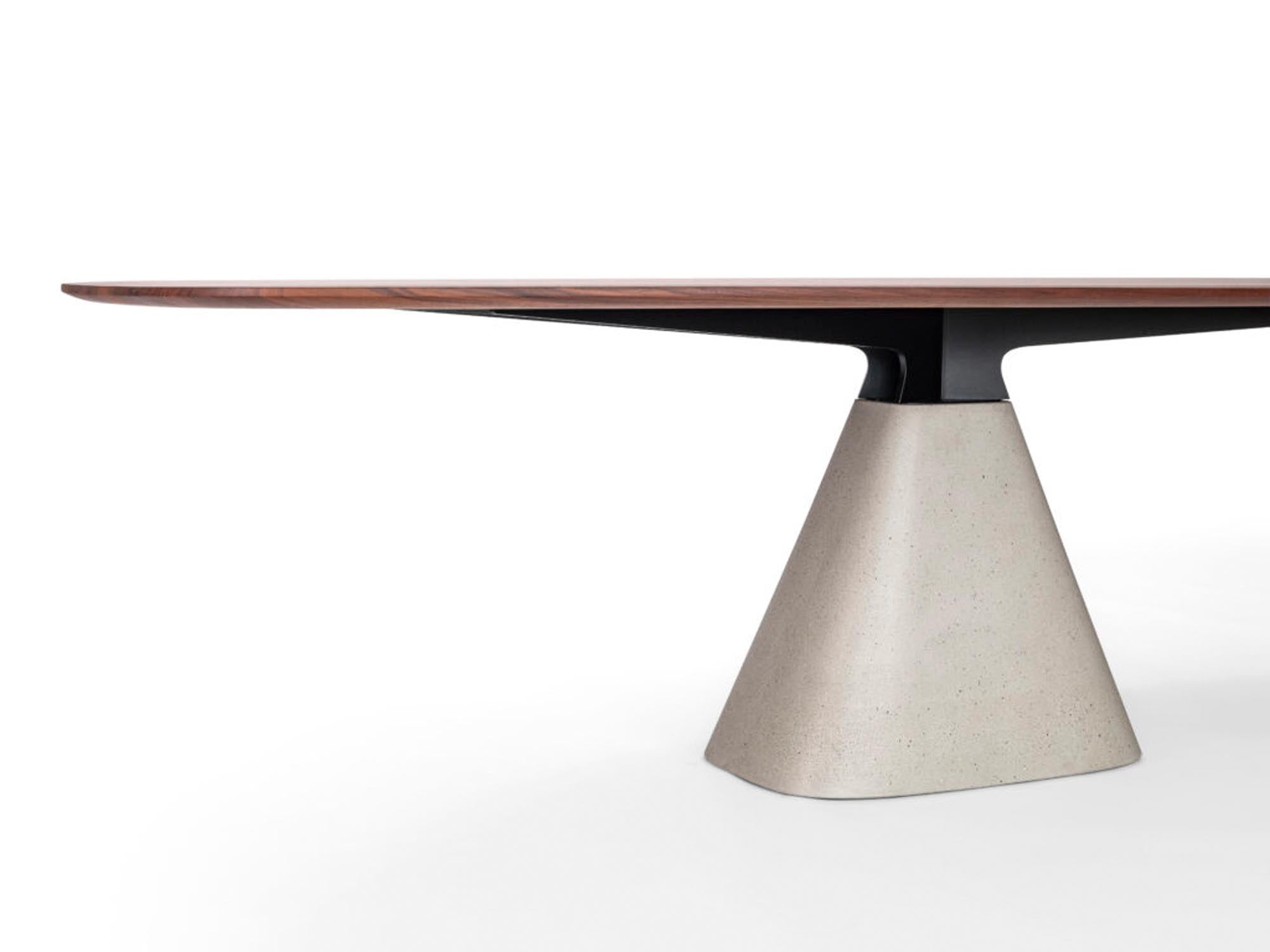 Der ovale Tisch Bridge in Creme von Mobimex vereint elegantes Design mit Funktionalität und passt perfekt in jedes zeitgemäße Wohnambiente.