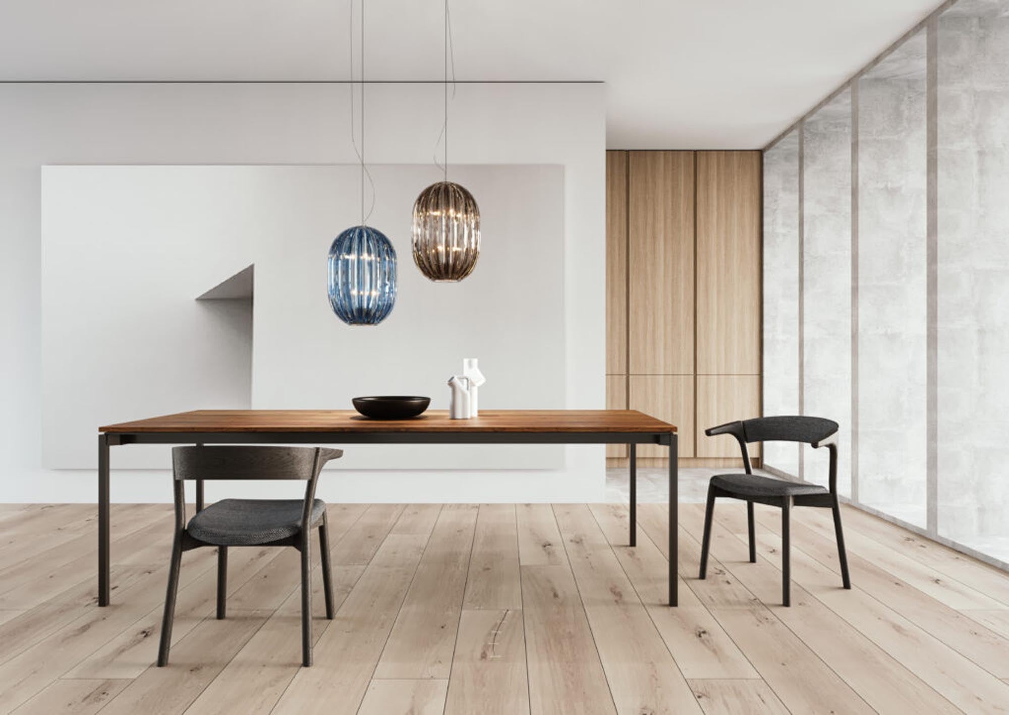 Embra von Mobimex: Eleganz aus Leder, Stoff und Holz. Subtile Details und hoher Sitzkomfort vereinen Klarheit und Ruhe.