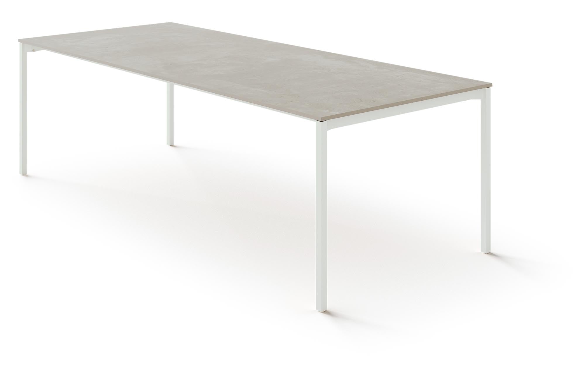 Eleganter Massivholztisch DAN: Minimalistische Ästhetik, exakte Kanten, abgeschrägte Flächen, zeitlose Stabilität.