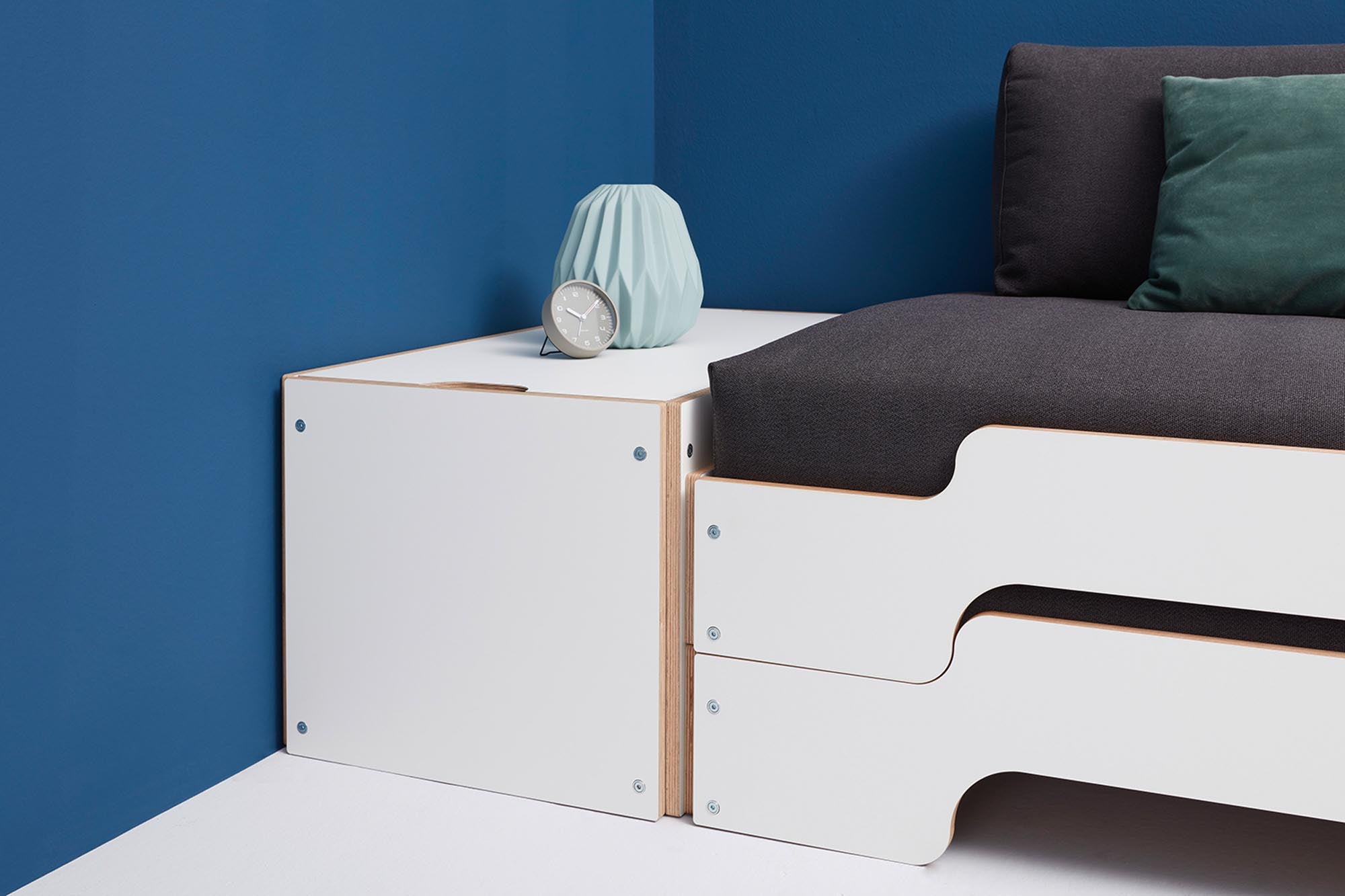 Stilvoller Bettkasten mit Deckel von Müller Möbelwerkstätten: Robustes Schichtholz, großzügiger Stauraum für Bettzeug und vielseitig als Ablage nutzbar.