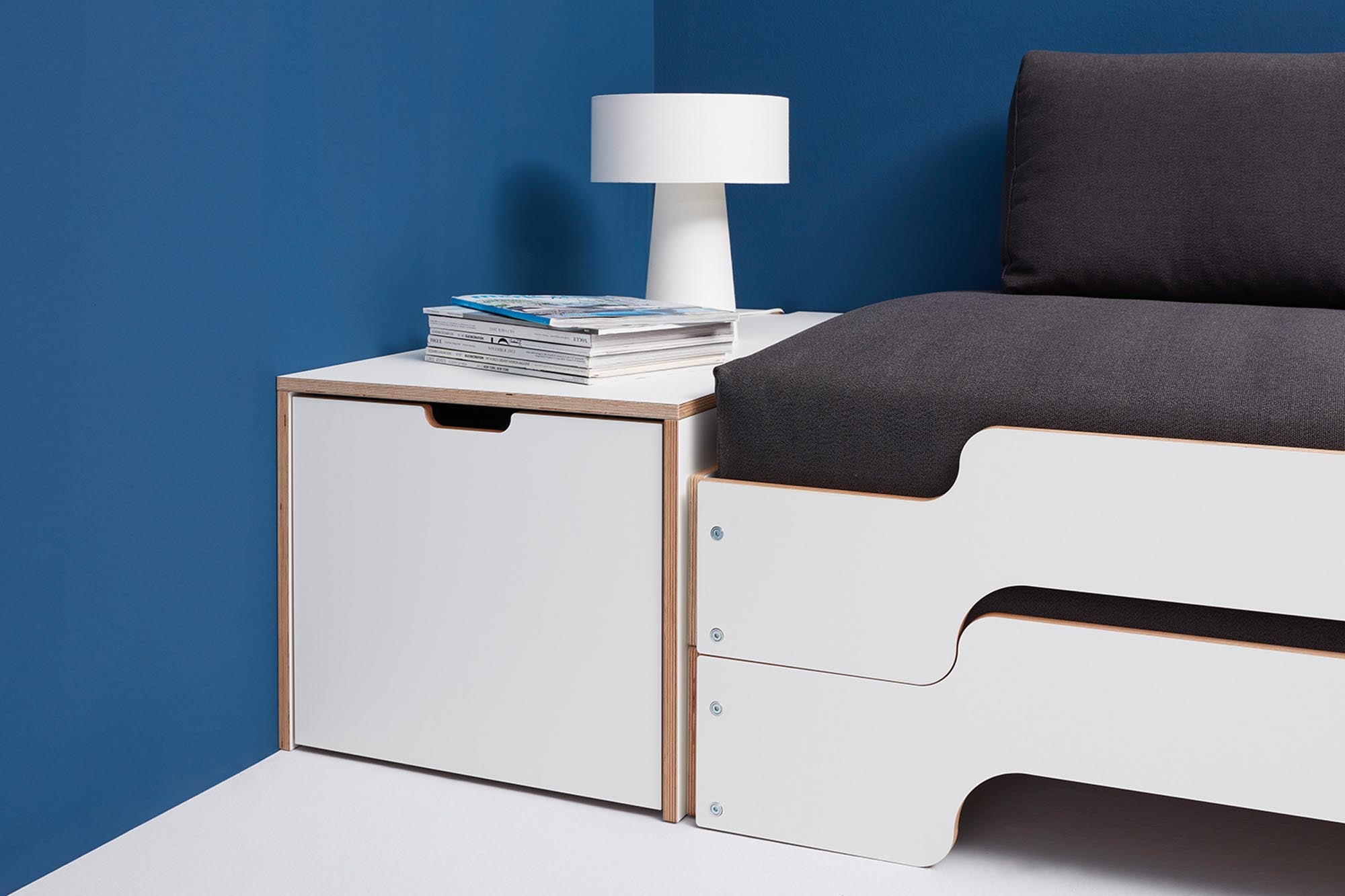 Bettkasten16 von Müller Möbelwerkstätten: Geräumiger Schubkasten mit innovativer Kabelführung und soft-close Mechanik für eleganten Stauraum.