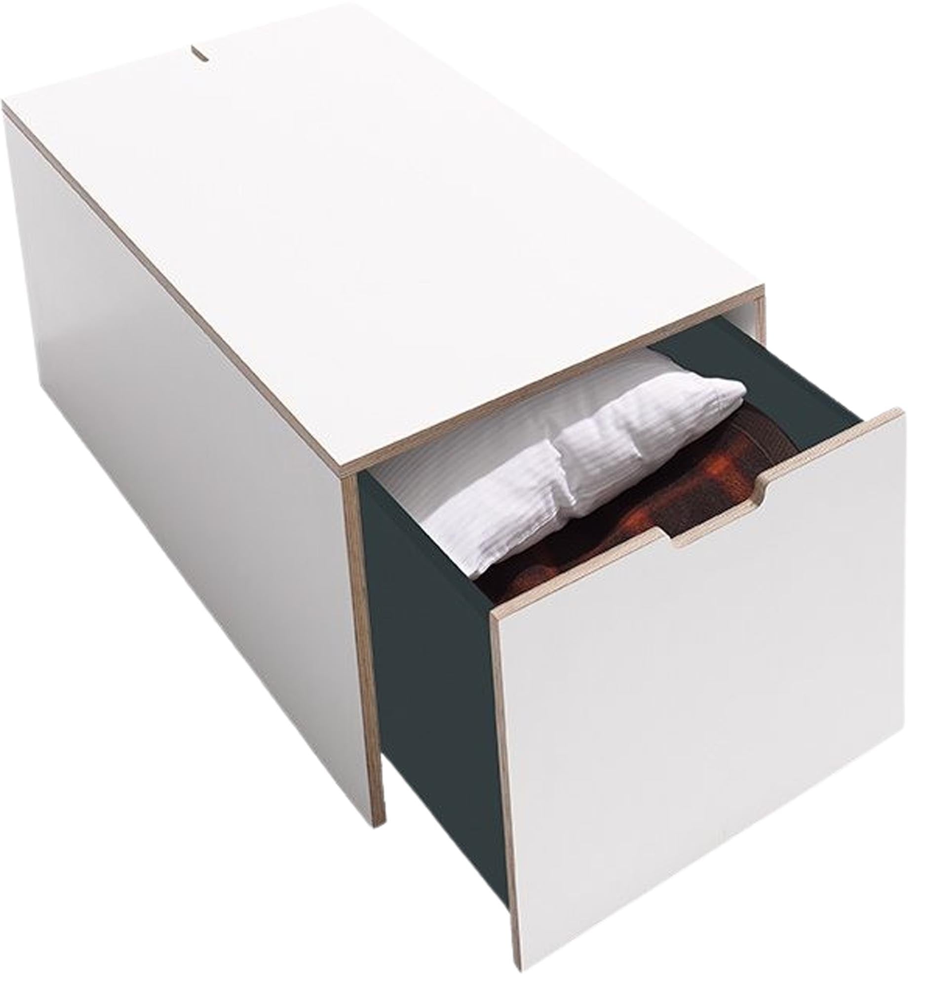 Bettkasten16 von Müller Möbelwerkstätten: Geräumiger Schubkasten mit soft-close Mechanik und innovativer Kabelführung für stilvollen Stauraum.