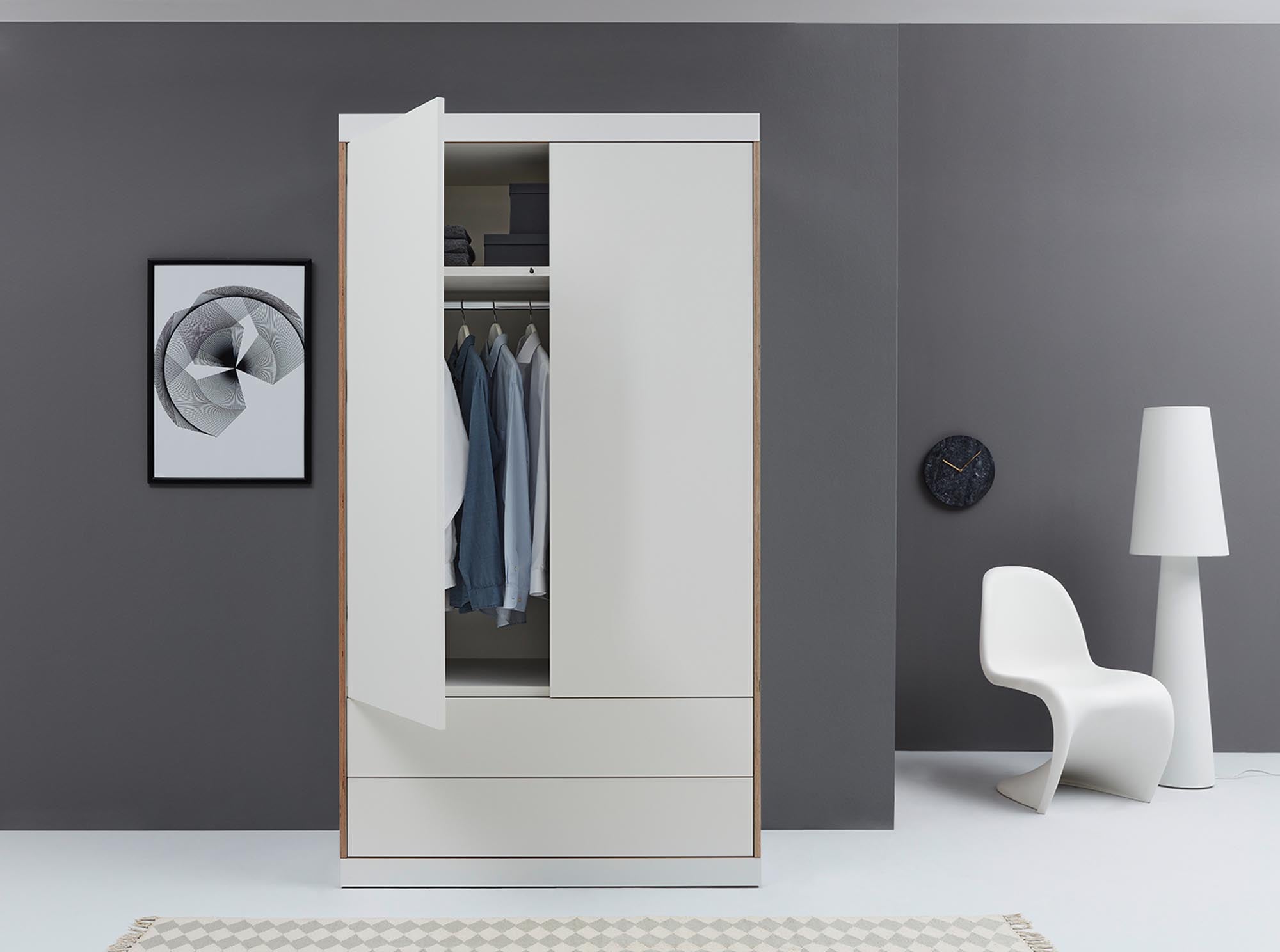 Entdecken Sie den FLAI Kleiderschrank von Müller Möbelwerkstätten: Stilvoller 2-türiger Schrank mit 2 praktischen Schubkästen für optimalen Stauraum.