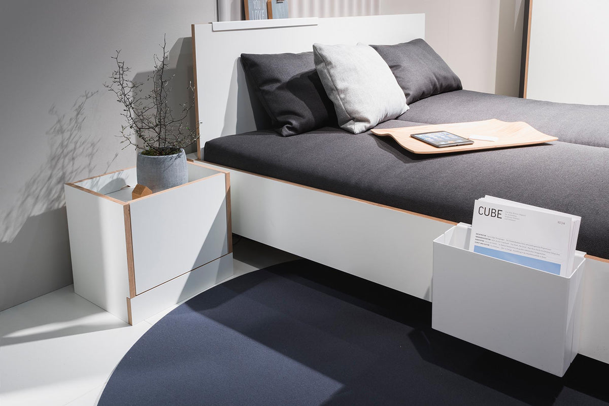 FLAI Doppelbett Komforthöhe + Kopfteil in Weiss präsentiert im Onlineshop von KAQTU Design AG. Bett ist von Müller Möbelwerkstätten