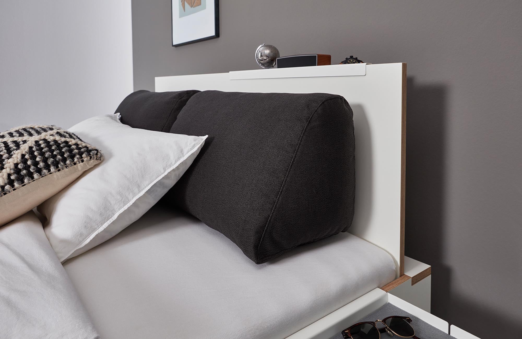 FLAI Kopfteil: Minimalistisches Design mit praktischem Stauraum.