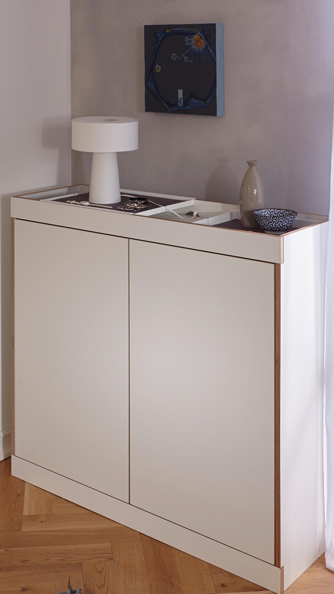 Die FLAI Kommode vereint minimalistisches Design mit praktischen Features wie zwei Türen, optionalen Metall-Add-Ons und intelligentem Kabelmanagement.