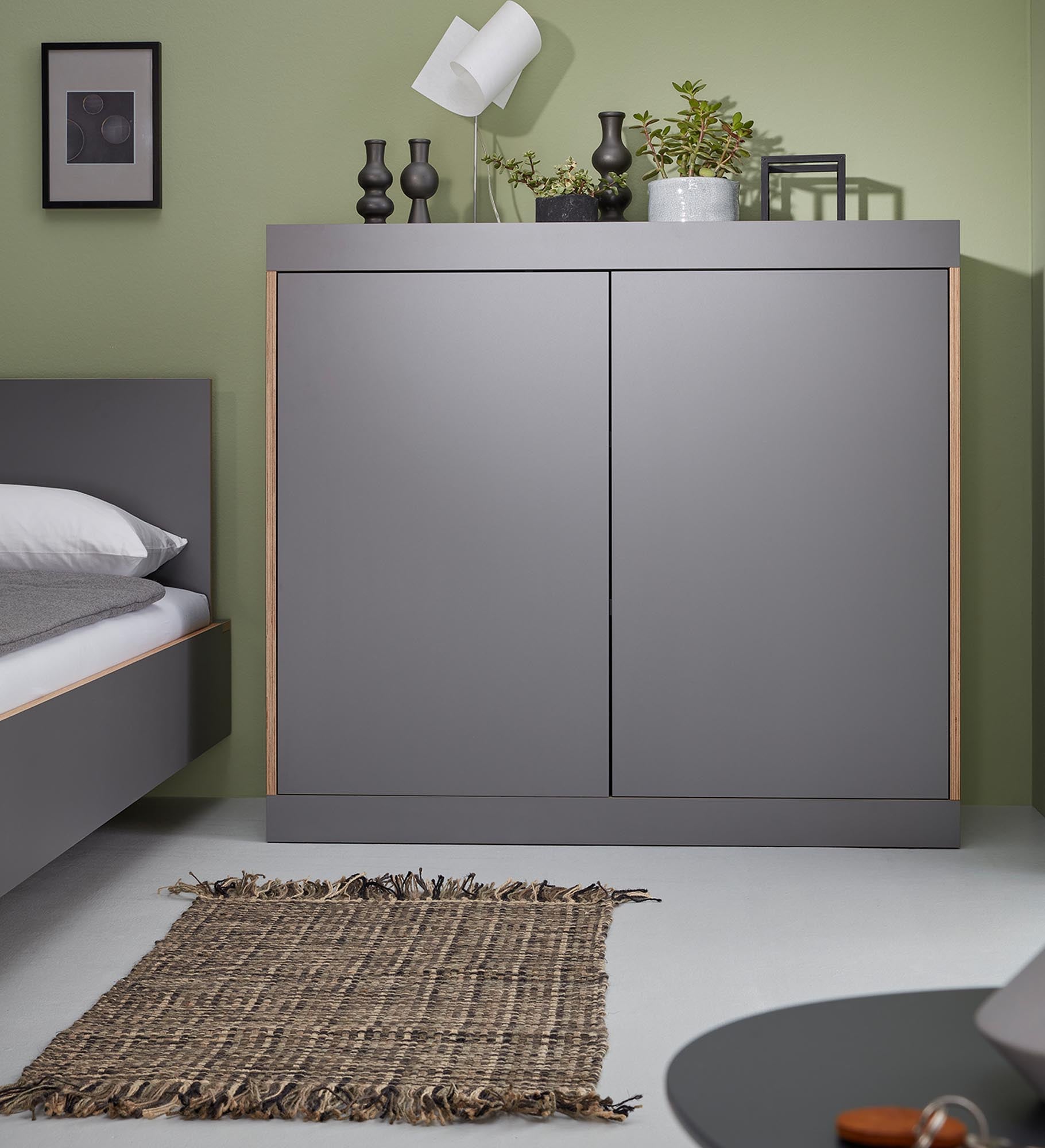 Entdecke die FLAI Kommode mit zwei Türen von Müller Möbelwerkstätten – modern, funktional und vielseitig für jeden Wohnraum.