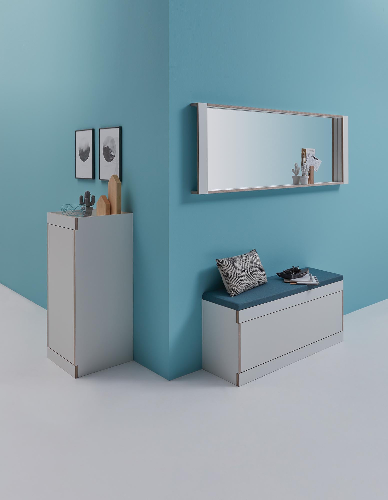 Entdecken Sie die FLAI Schuhbank von Müller Möbelwerkstätten: Elegantes Design, praktische Schublade und bequeme Polsterung in hochwertigem Birkenschichtholz.