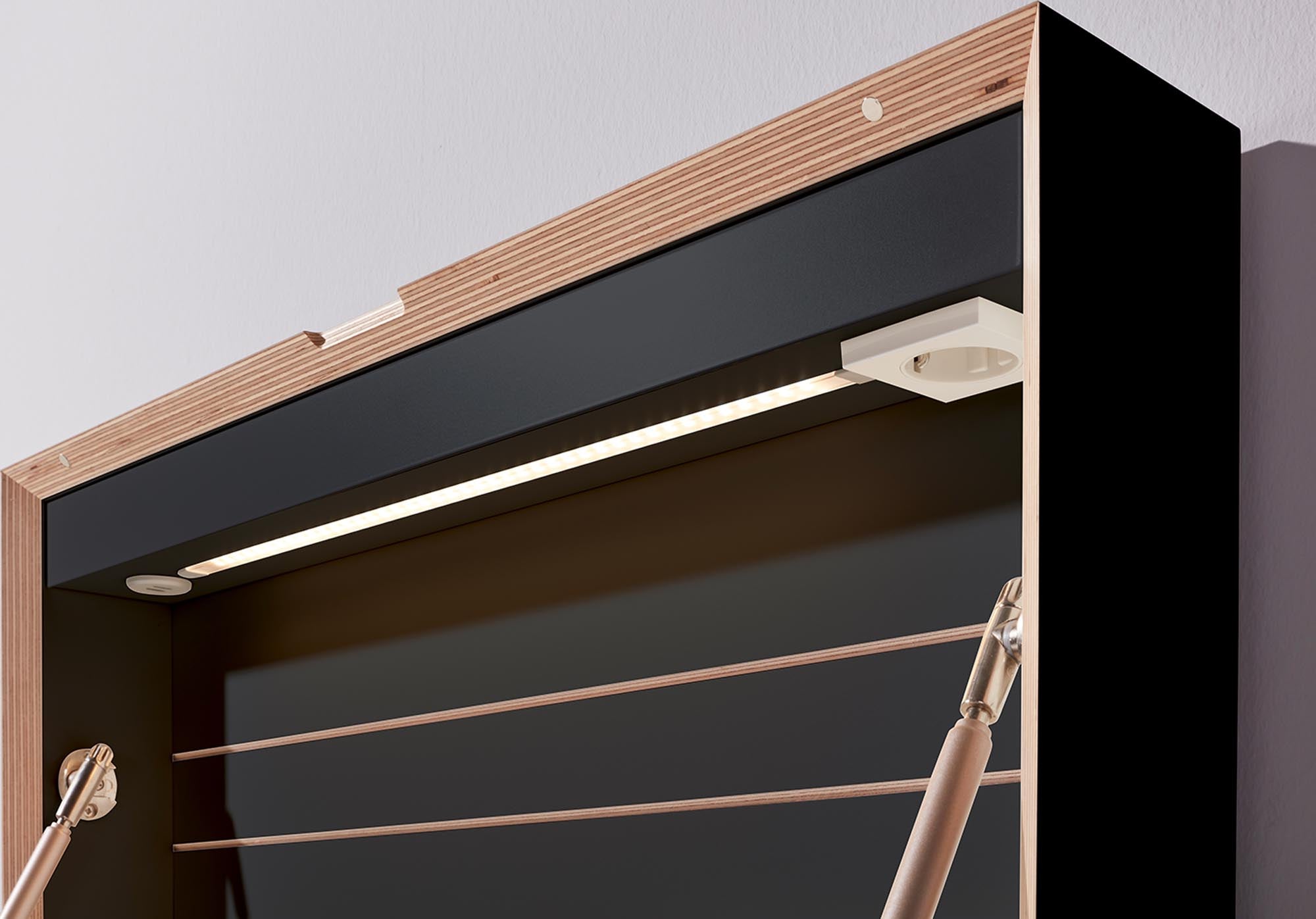 Eleganter Flatmate Sekretär von Müller Möbelwerkstätten, ausgestattet mit Technikpaket für effizientes und modernes Arbeiten.