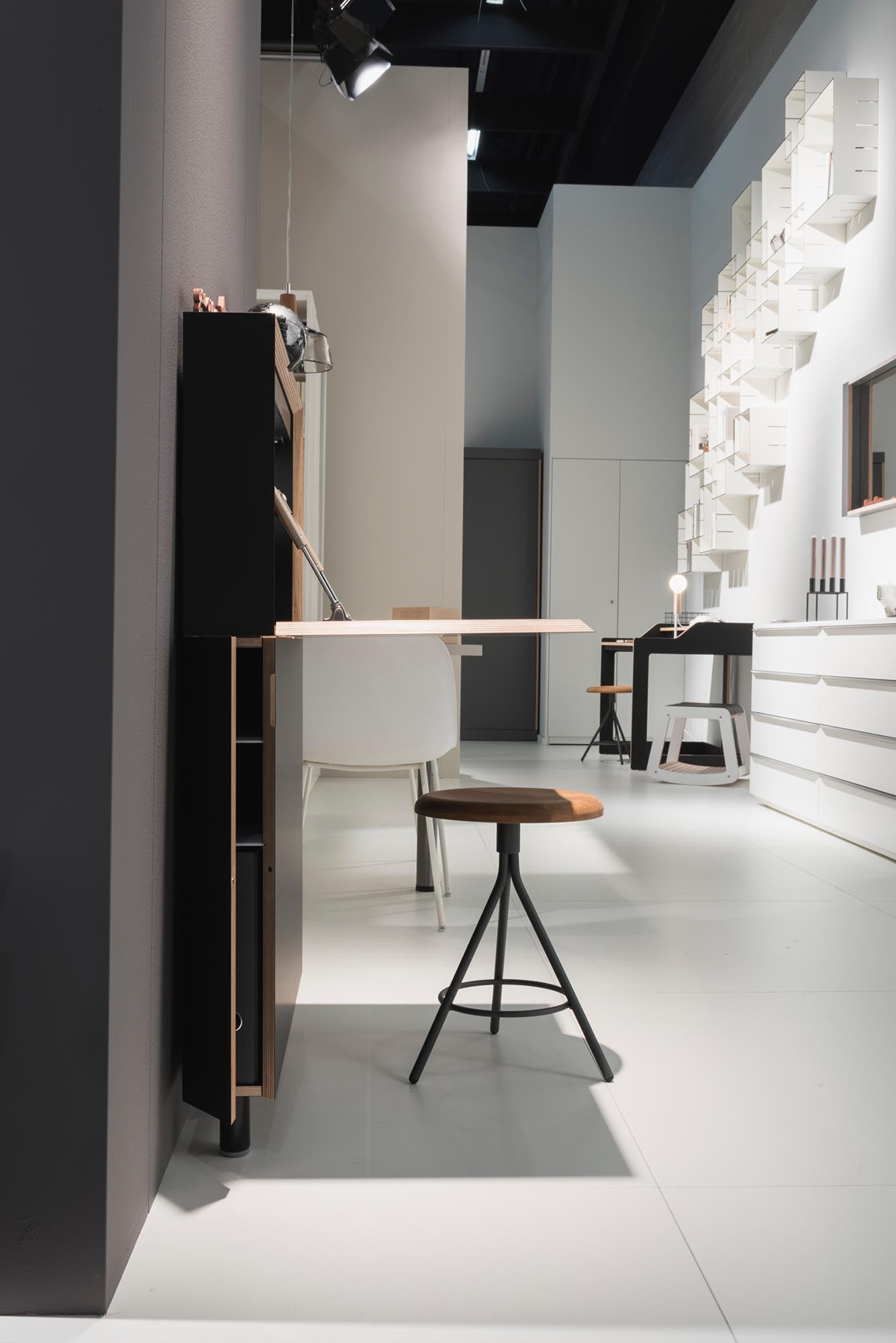 Eleganter Flatmate Sekretär mit Technikpaket für modernes Homeoffice.