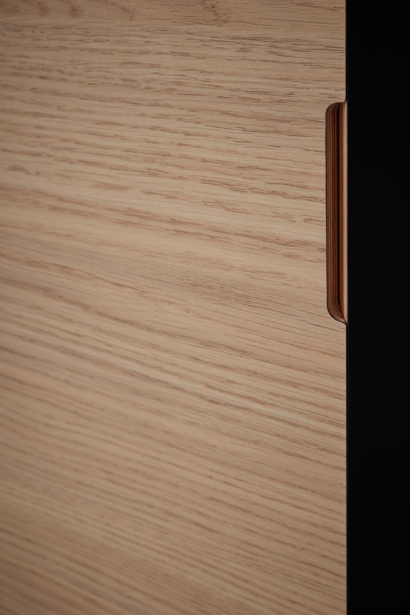 Eleganter Flatmate Sekretär mit Technikpaket für modernes Homeoffice.