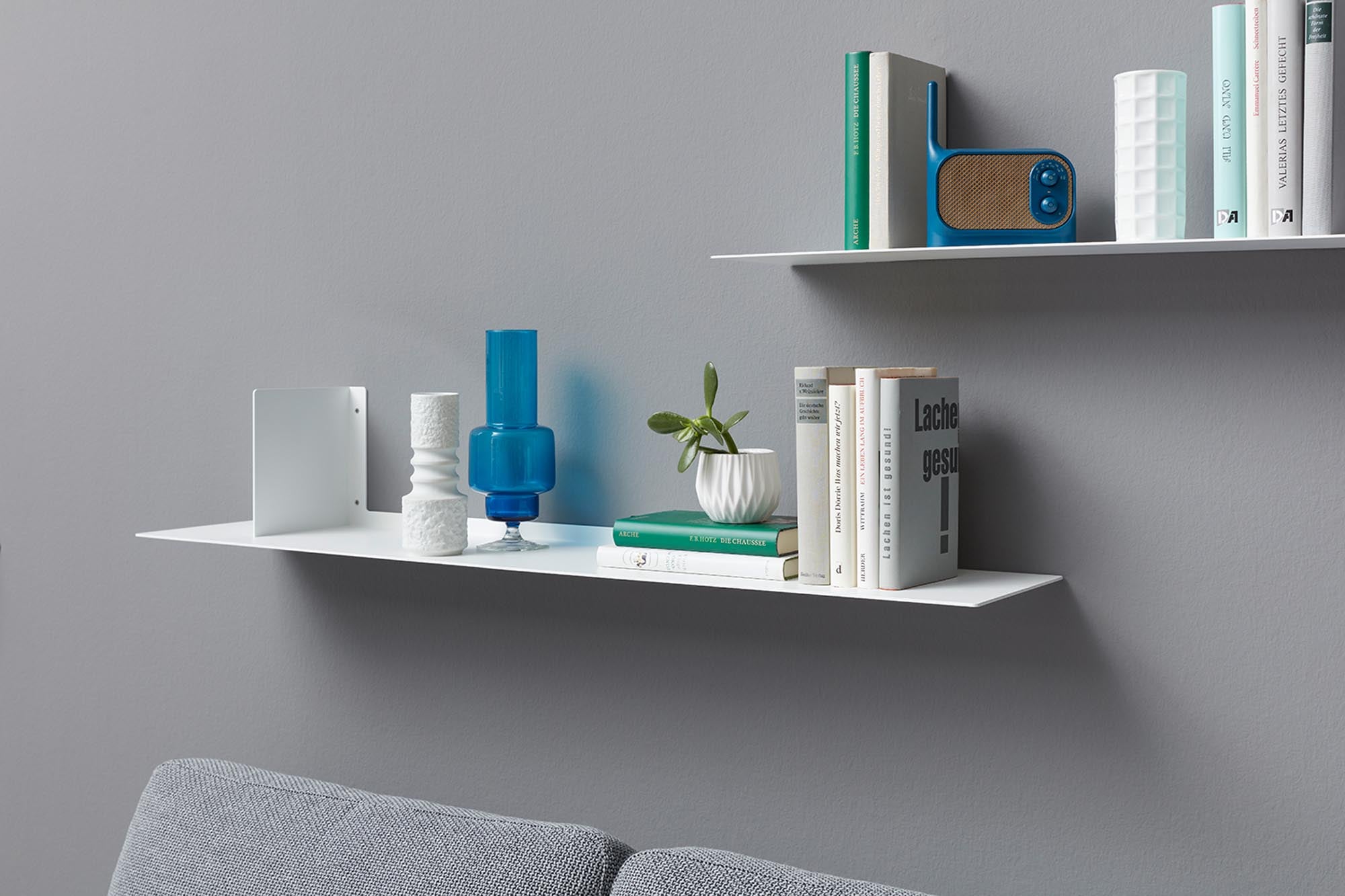 Das LYN Wandregal von Müller Möbelwerkstätten vereint stilvolle Ästhetik mit praktischer Funktionalität – ideal für Ihr Zuhause.