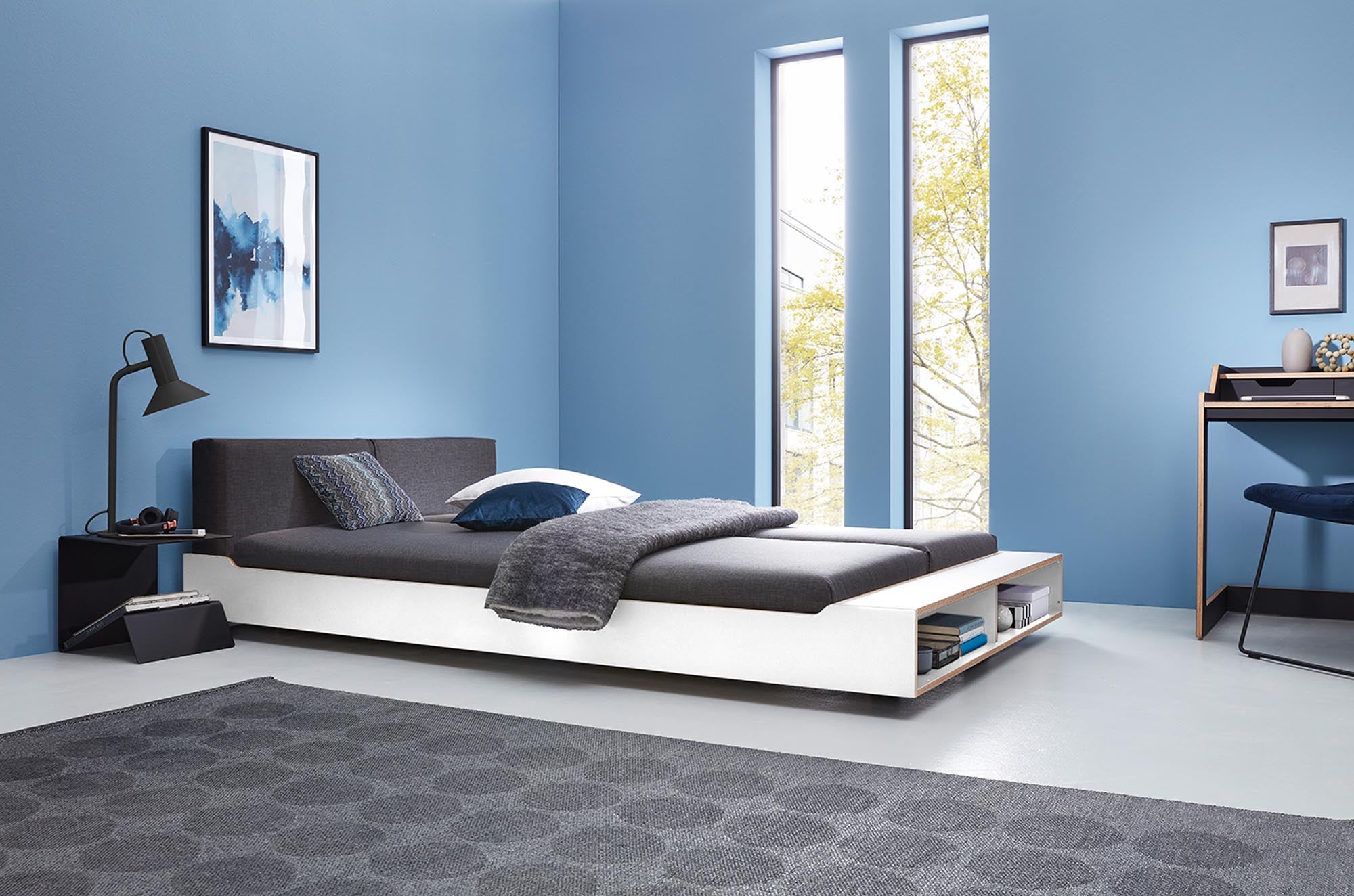 Genießen Sie mit dem MAUDE Bett von Müller Möbelwerkstätten ultimativen Komfort und Flexibilität – ideal für entspannte Stunden und individuelles Design.