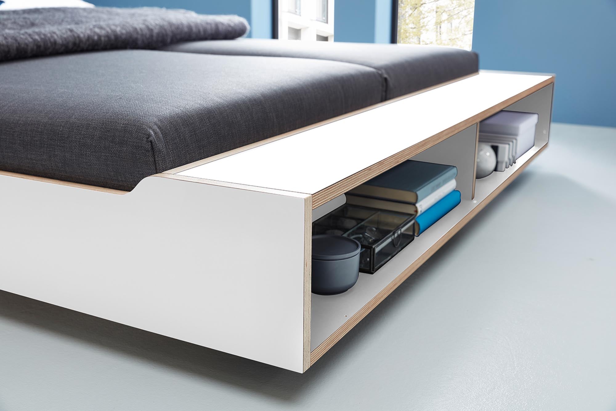 Das MAUDE Bett von Müller Möbelwerkstätten: Flexibles Design von Michael Mettler, ideal zum Relaxen, Lesen und Frühstücken.