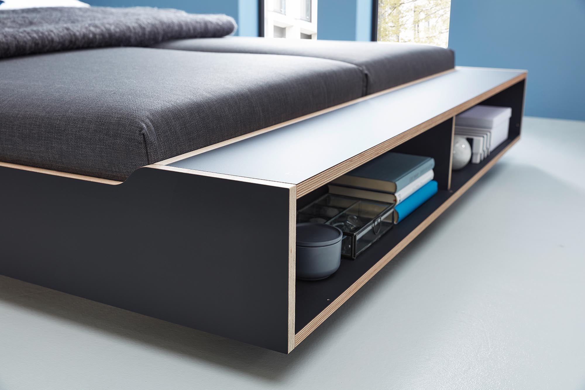 Entspanne stilvoll im MAUDE Bett von Müller Möbelwerkstätten. Flexibel nutzbar als Lesesofa oder Frühstücksecke – für individuellen Komfort.