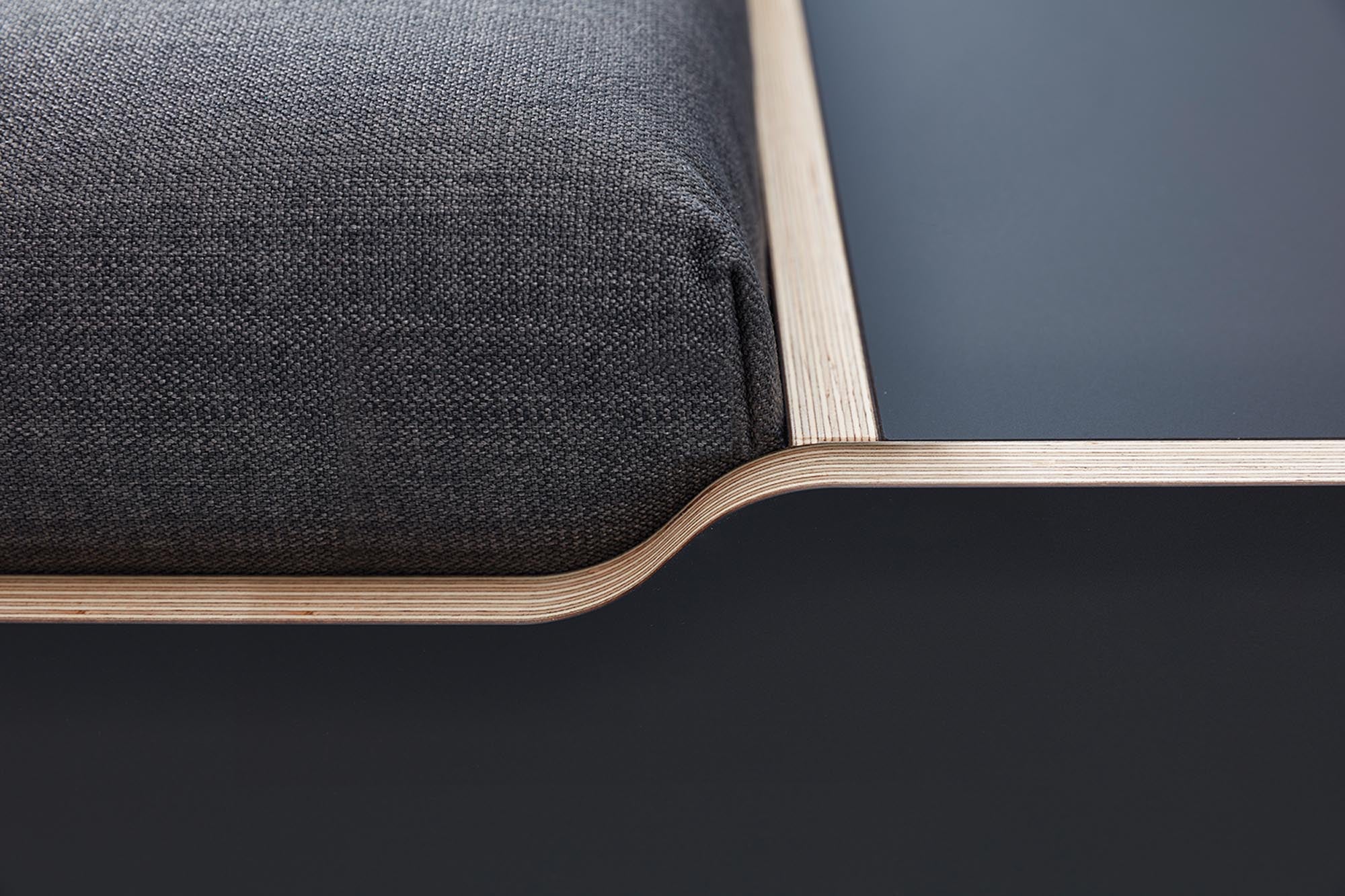 Entdecken Sie das MAUDE Bett von Müller Möbelwerkstätten – zeitloses Design und erstklassige Materialien für erholsame Nächte.