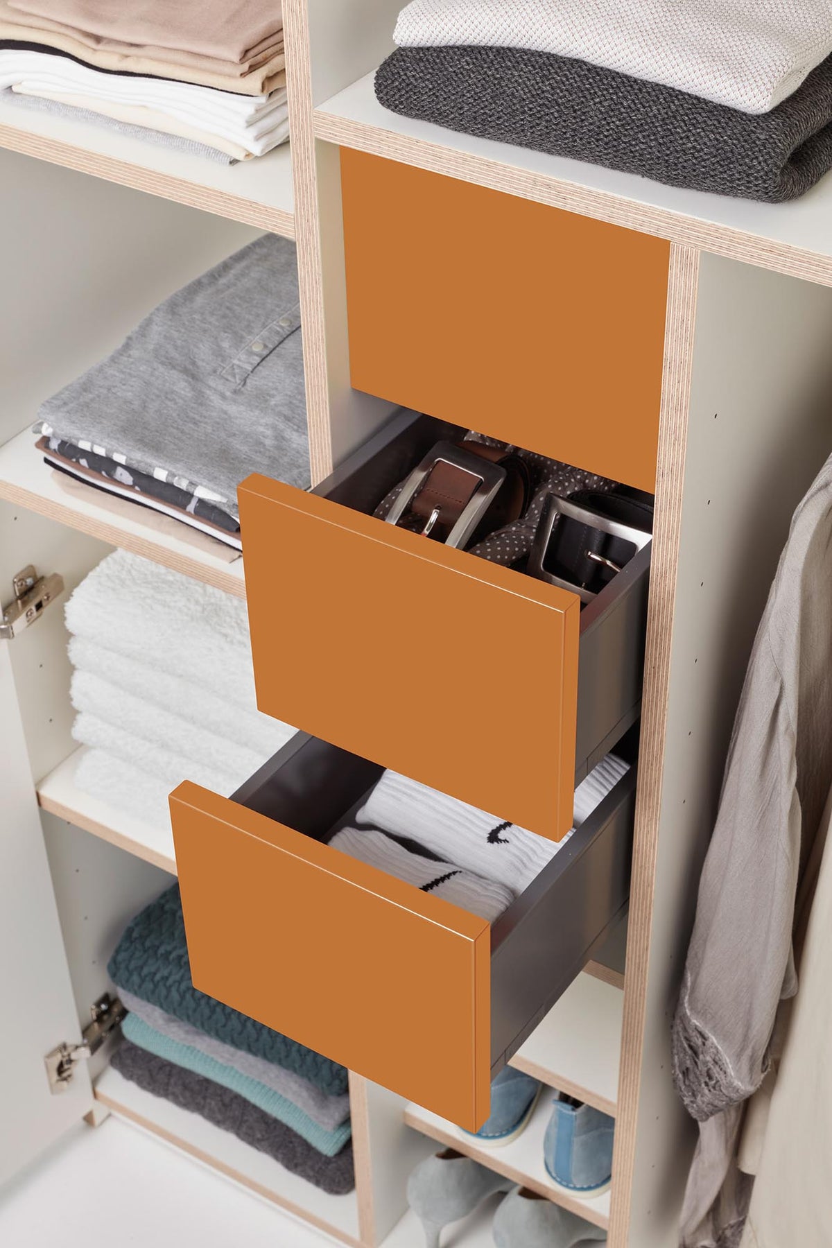 Plane Schrank V2 in Weiss / Tizianrot präsentiert im Onlineshop von KAQTU Design AG. Drehtürenschrank ist von Müller Möbelwerkstätten