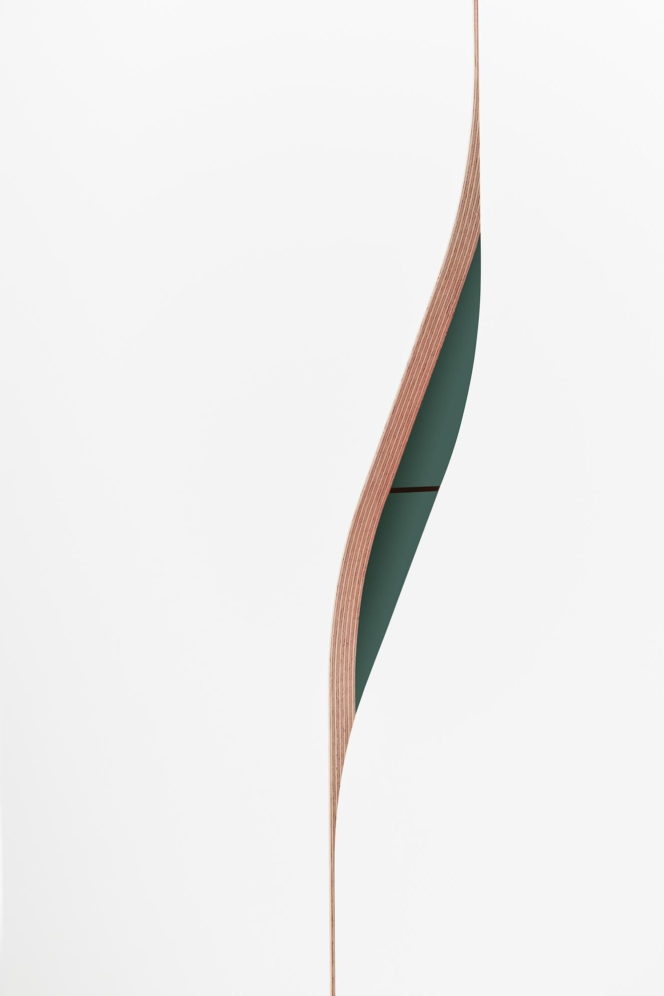 Plane Schrank V2: Innovativer Stauraum mit modernem Design und anpassbarem Innenleben für jede Garderobe.