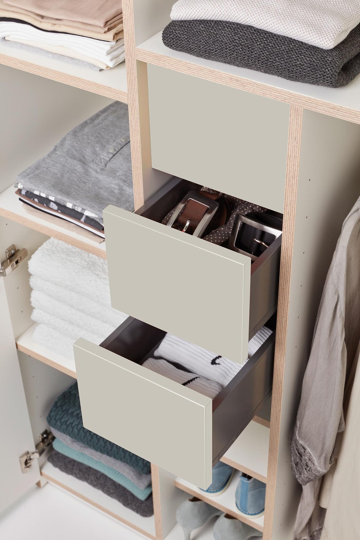 Plane Schrank V2 in Weiss / Kieselgrau präsentiert im Onlineshop von KAQTU Design AG. Drehtürenschrank ist von Müller Möbelwerkstätten