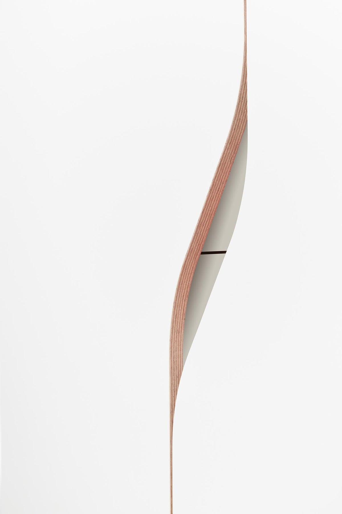 Plane Schrank V3 in Weiss / Kieselgrau präsentiert im Onlineshop von KAQTU Design AG. Drehtürenschrank ist von Müller Möbelwerkstätten