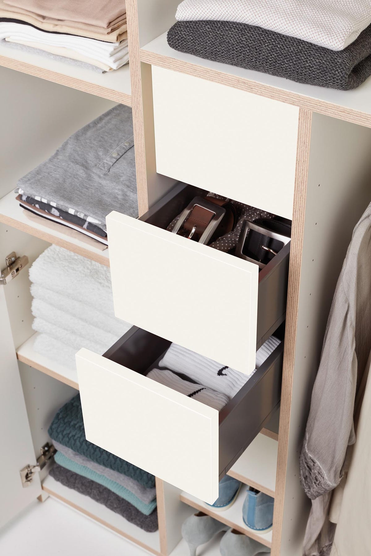 Plane Schrank V2 in Weiss / Reinweiss präsentiert im Onlineshop von KAQTU Design AG. Drehtürenschrank ist von Müller Möbelwerkstätten