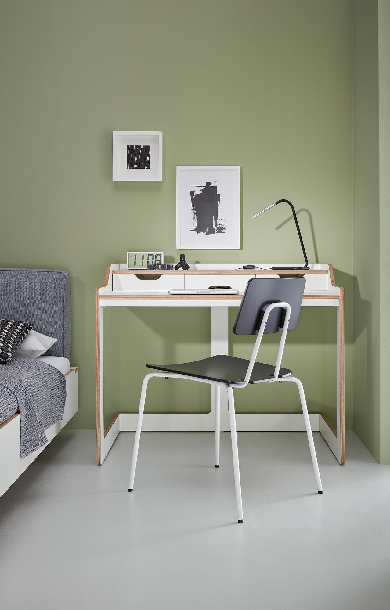 Der PLANE Sekretär von Müller Möbelwerkstätten vereint stilvolles Design mit praktischer Funktionalität. Perfekt für Homeoffice und kleine Räume.