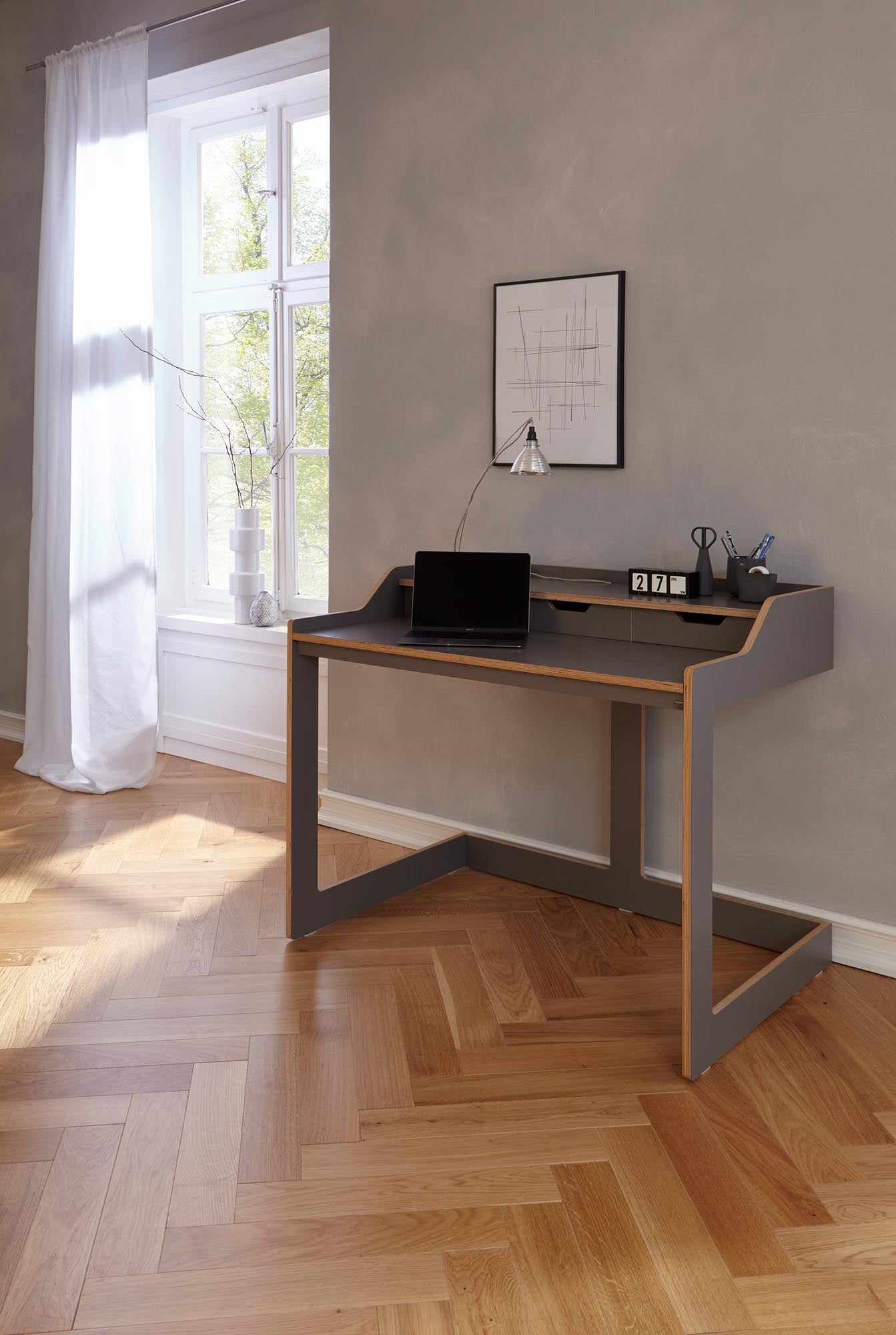 Entdecken Sie den Plane Sekretär von Müller Möbelwerkstätten – stilvolle Funktionalität trifft auf modernes, elegantes Design für Ihr Home Office.