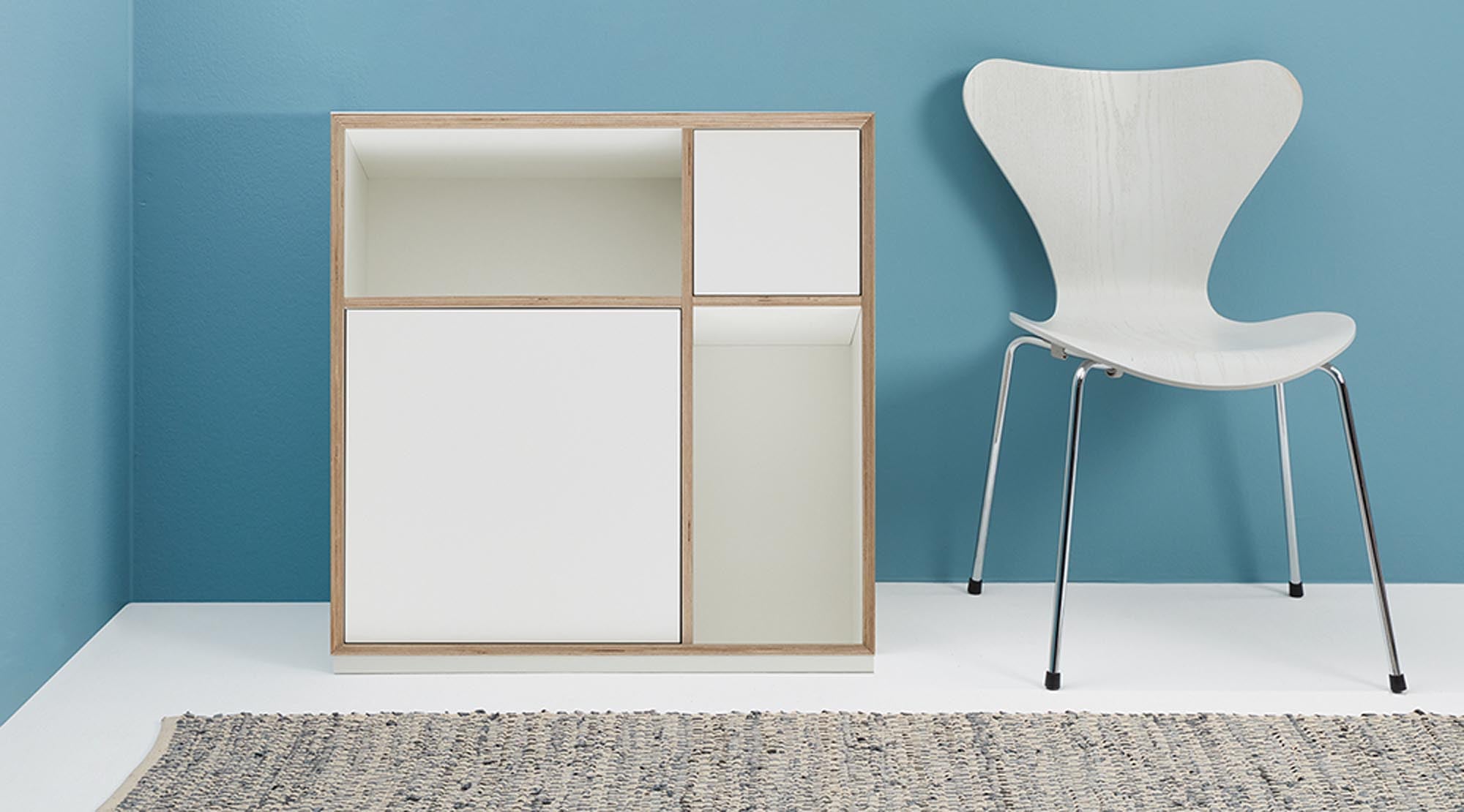 Entdecken Sie das elegante Vertiko Ply ONE von Müller Möbelwerkstätten: modernes Design aus weißem Birkenholz, ideal als Sekretär oder stilvolle Minibar.