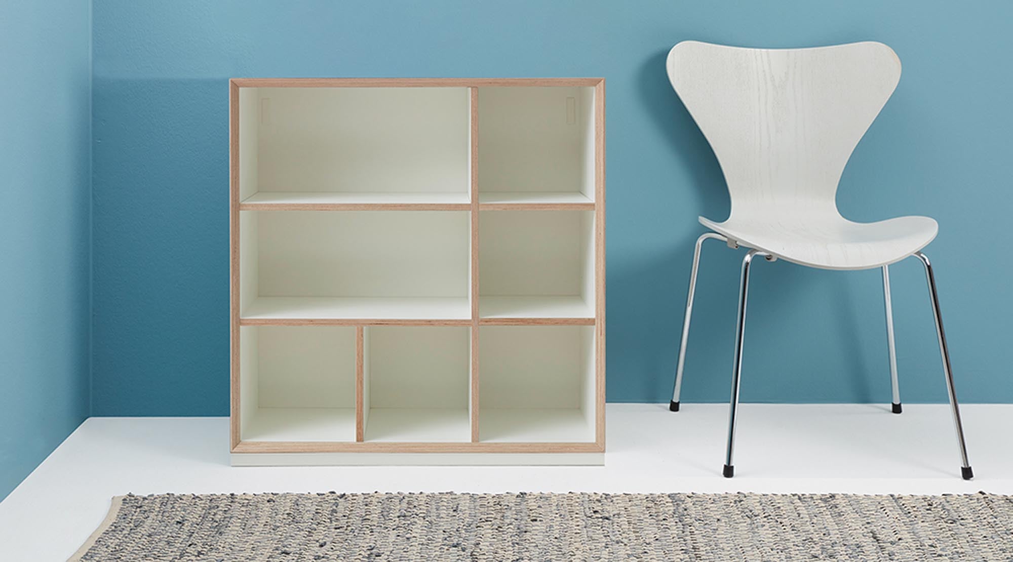 Vielseitiges VERTIKO PLY aus weissem Birkenholz: Wand- oder Bodenmontage, grifflos, push-to-open, als Sekretär oder Minibar nutzbar.