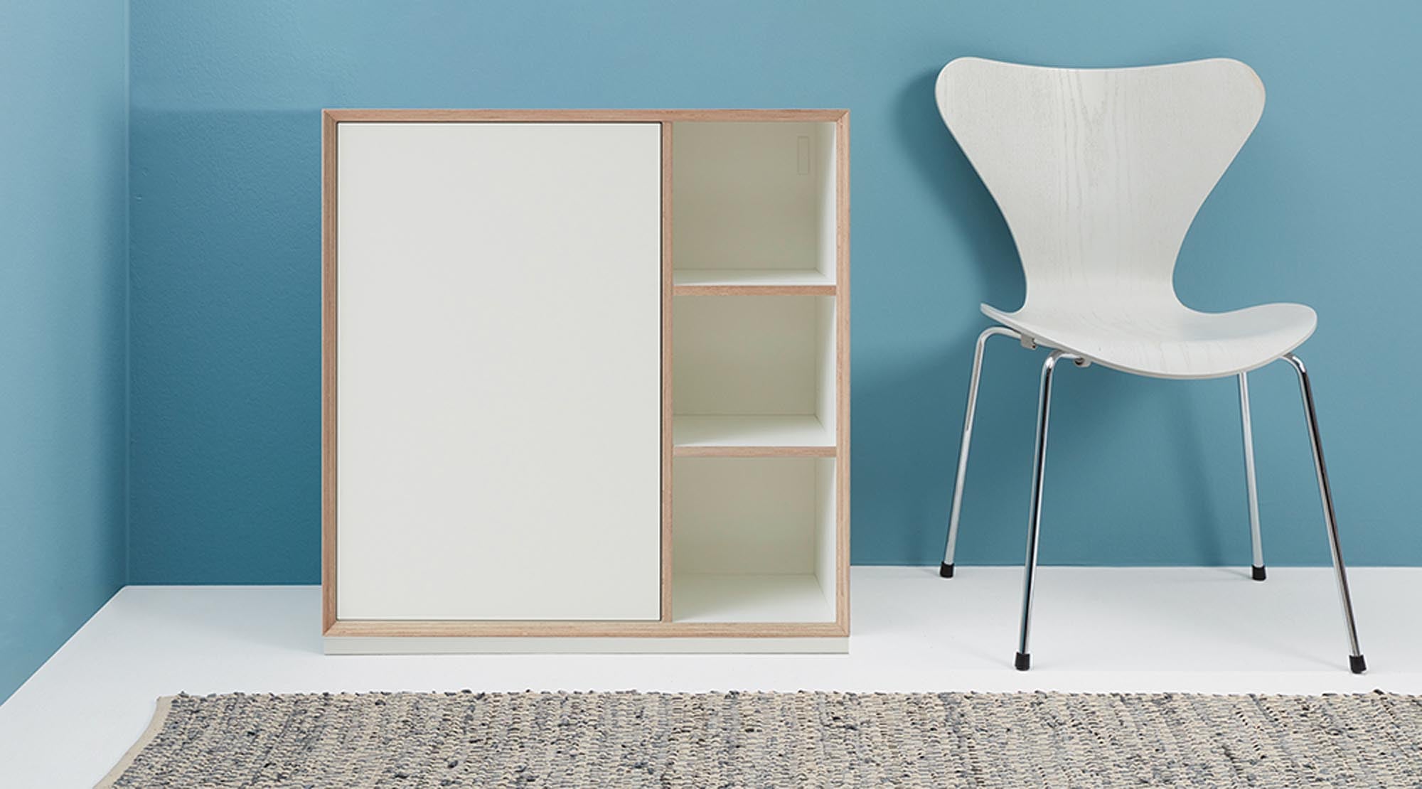 Vielseitiges VERTIKO PLY: Wand- oder Bodenmontage, grifflos, push-to-open, variabel, hochwertiges Birkenholz.