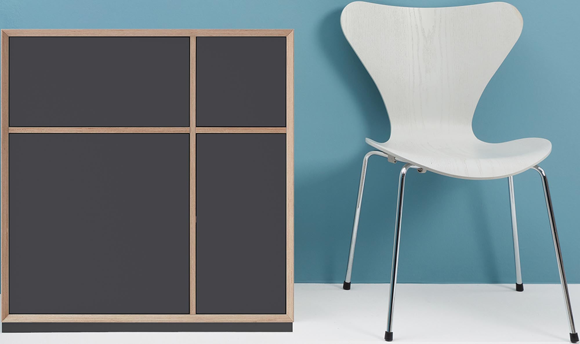 Vertiko Ply TEN von Müller Möbelwerkstätten: Stilvolle Aufbewahrungslösung mit zeitgemäßem Flair und praktischen Details.