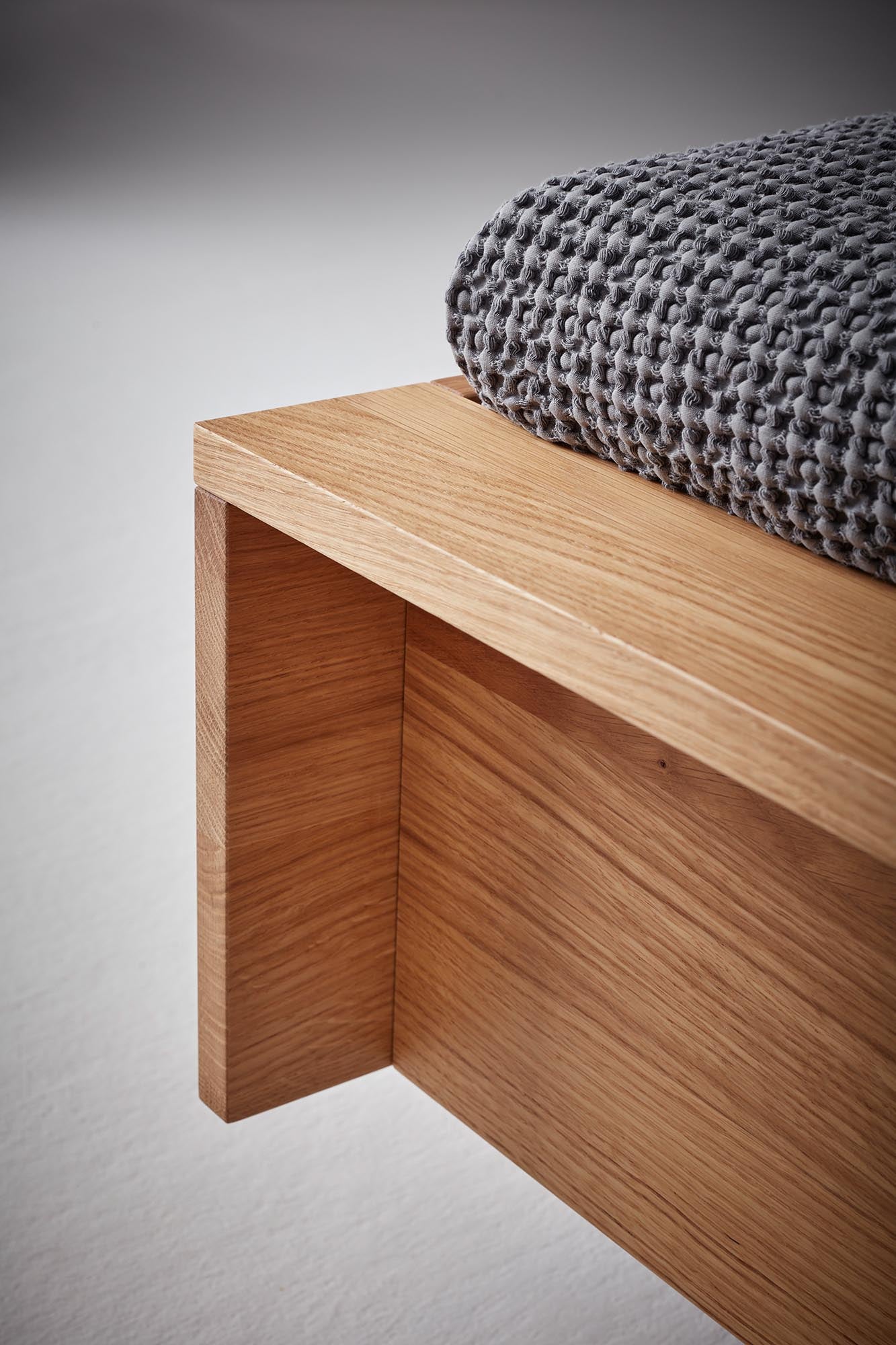 FLAI Einzelbett Komforthöhe + Kopfteil mit Lattenrost starr in Natur präsentiert im Onlineshop von KAQTU Design AG. Bett ist von Müller Möbelwerkstätten
