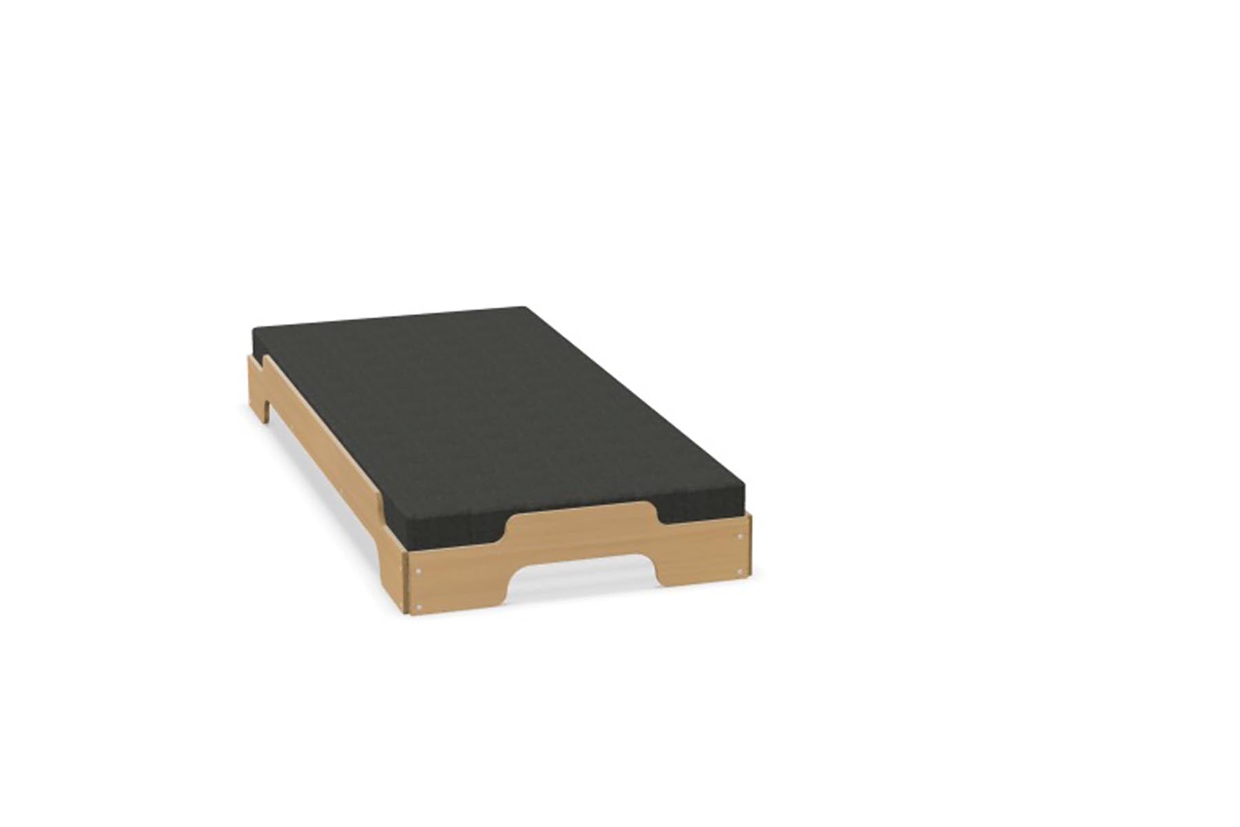 Entdecken Sie die Stapelliege Klassik von Müller Möbelwerkstätten – ein zeitloses, platzsparendes Design, ideal für vielseitige Wohnkonzepte.