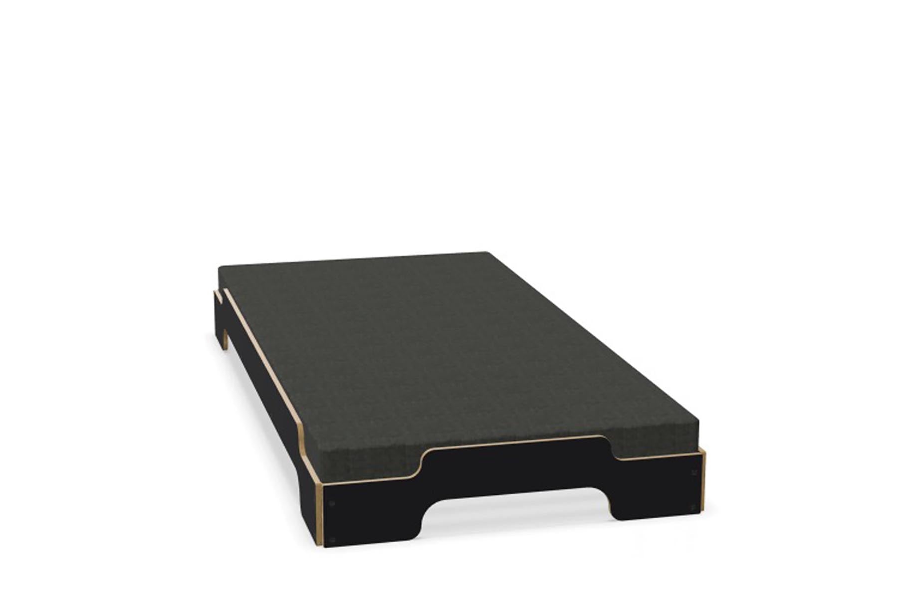 Entdecken Sie die Stapelliege Klassik von Müller Möbelwerkstätten: Ein zeitloses, platzsparendes Design, ideal für jedes Zuhause.