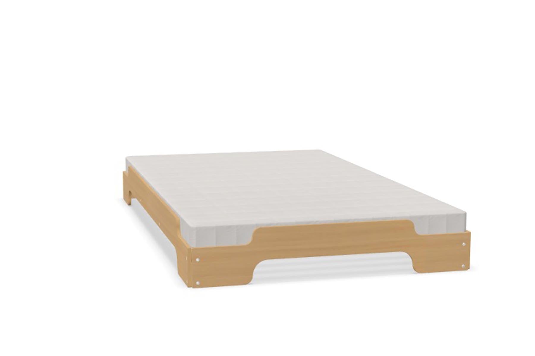 Entdecken Sie die Stapelliege Klassik von Müller Möbelwerkstätten – ein zeitloses, platzsparendes Design, ideal für vielseitige Wohnkonzepte.