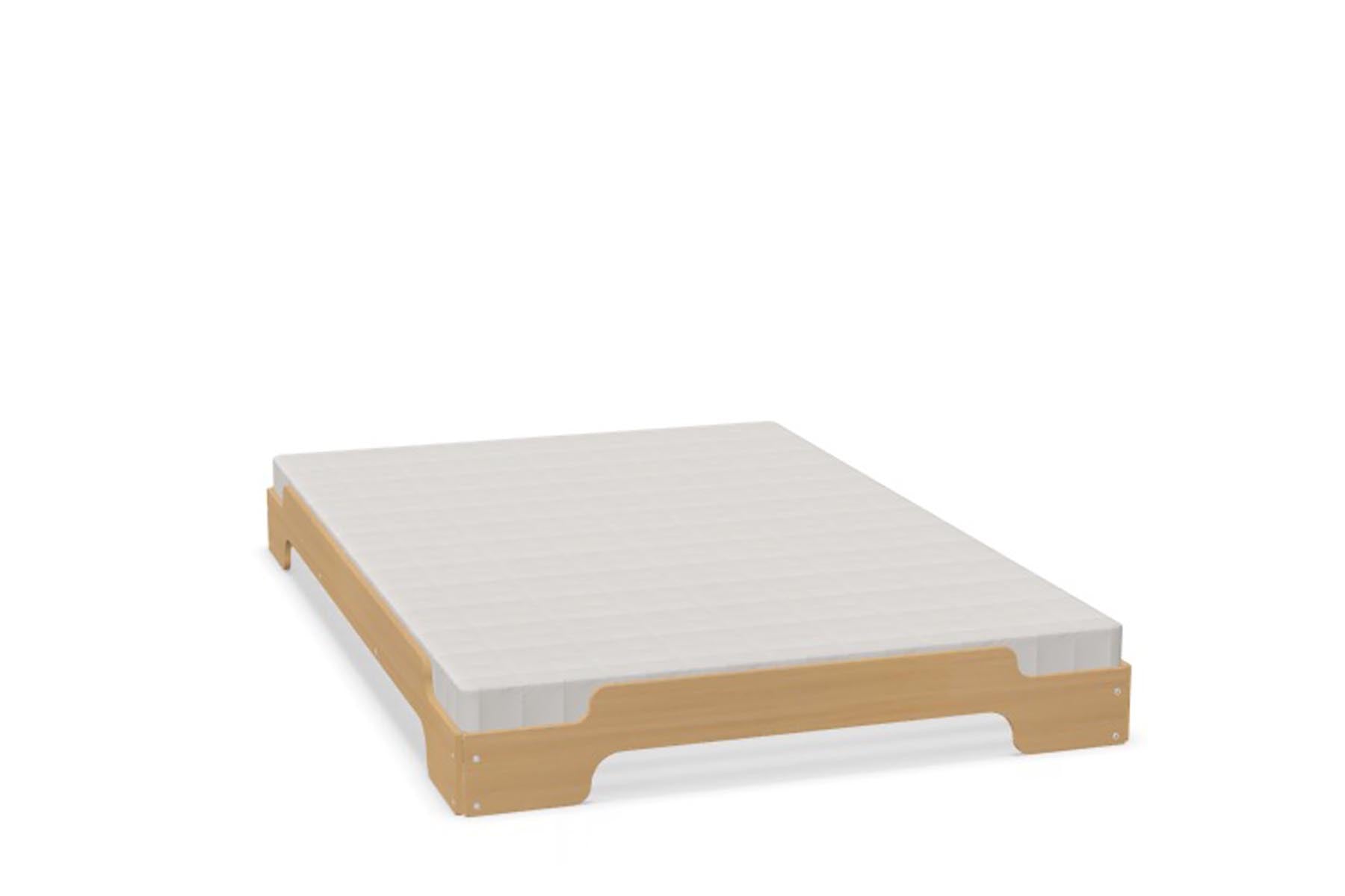 Entdecken Sie die Stapelliege Klassik von Müller Möbelwerkstätten – ein zeitloses, platzsparendes Design, das Funktionalität und Eleganz vereint.