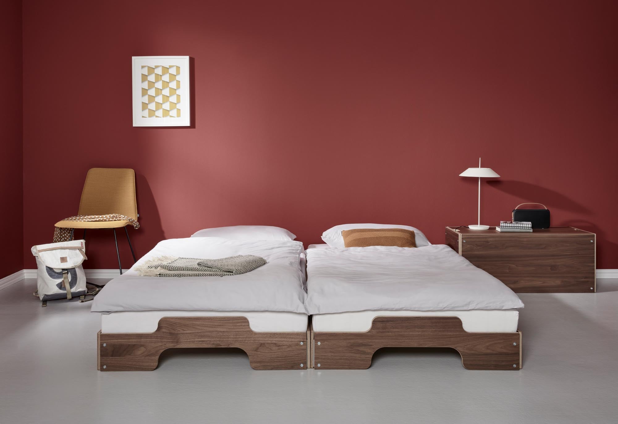 Stapelliege Klassik in Nussbaum lackiert präsentiert im Onlineshop von KAQTU Design AG. Bett ist von Müller Möbelwerkstätten