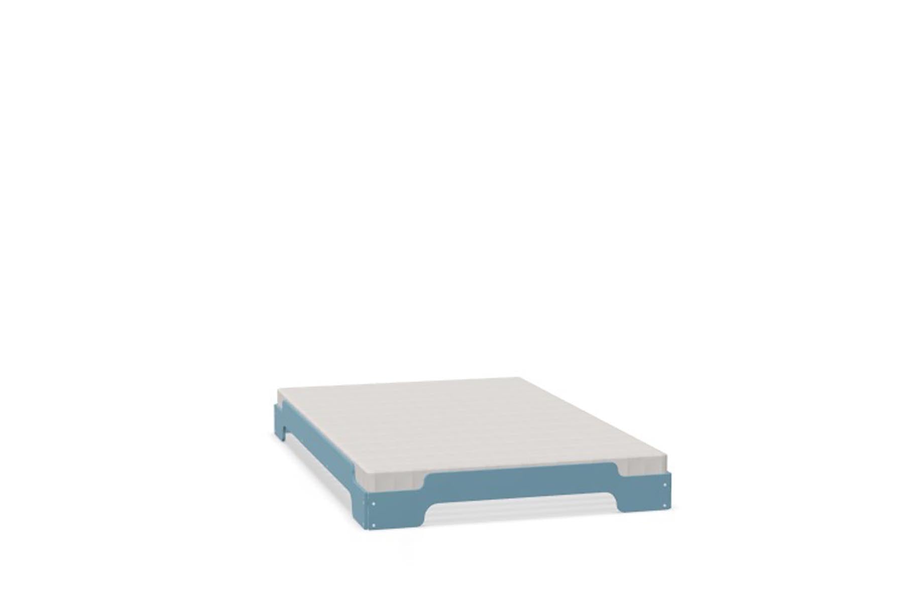 Stapelliege Klassik in Silbertannenblau präsentiert im Onlineshop von KAQTU Design AG. Bett ist von Müller Möbelwerkstätten