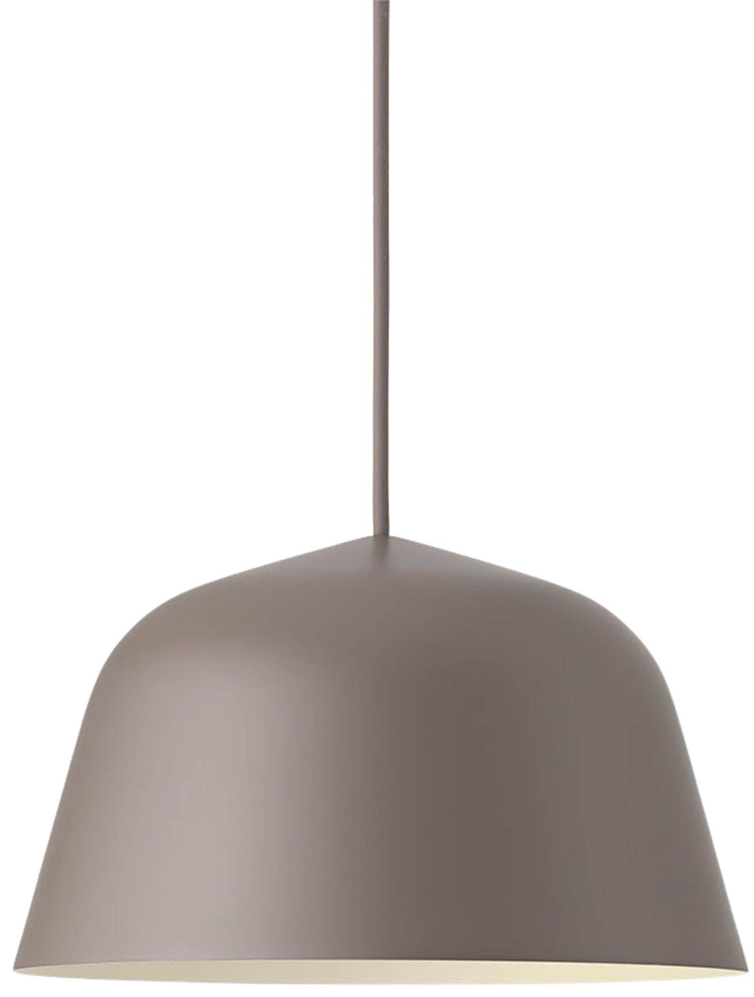 Die Ambit Pendelleuchte von Muuto vereint minimalistisches Design mit Funktionalität, ideal für moderne Wohnräume.