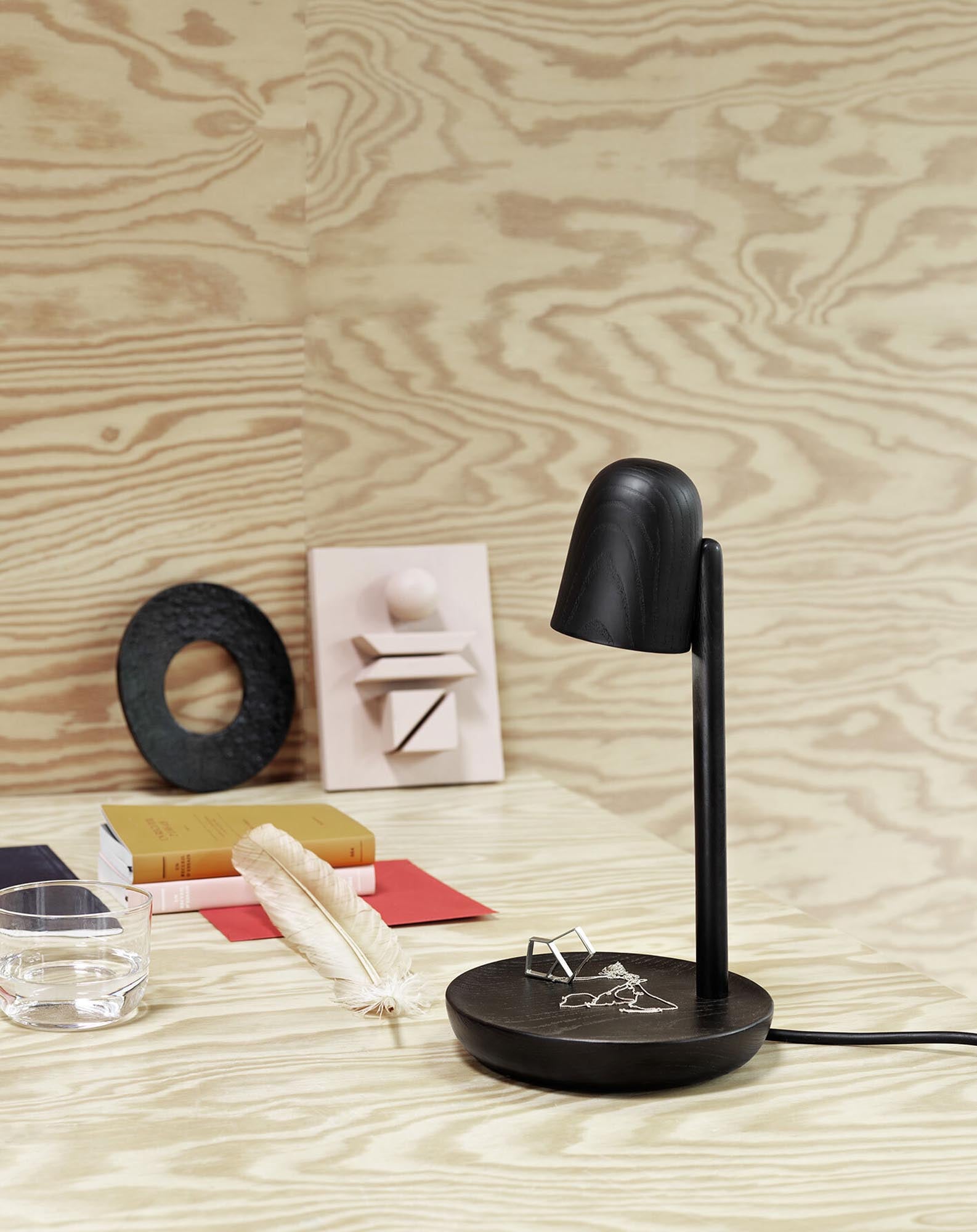 Elegante Muuto Focus Tischlampe: Skandinavisches Design-Highlight.