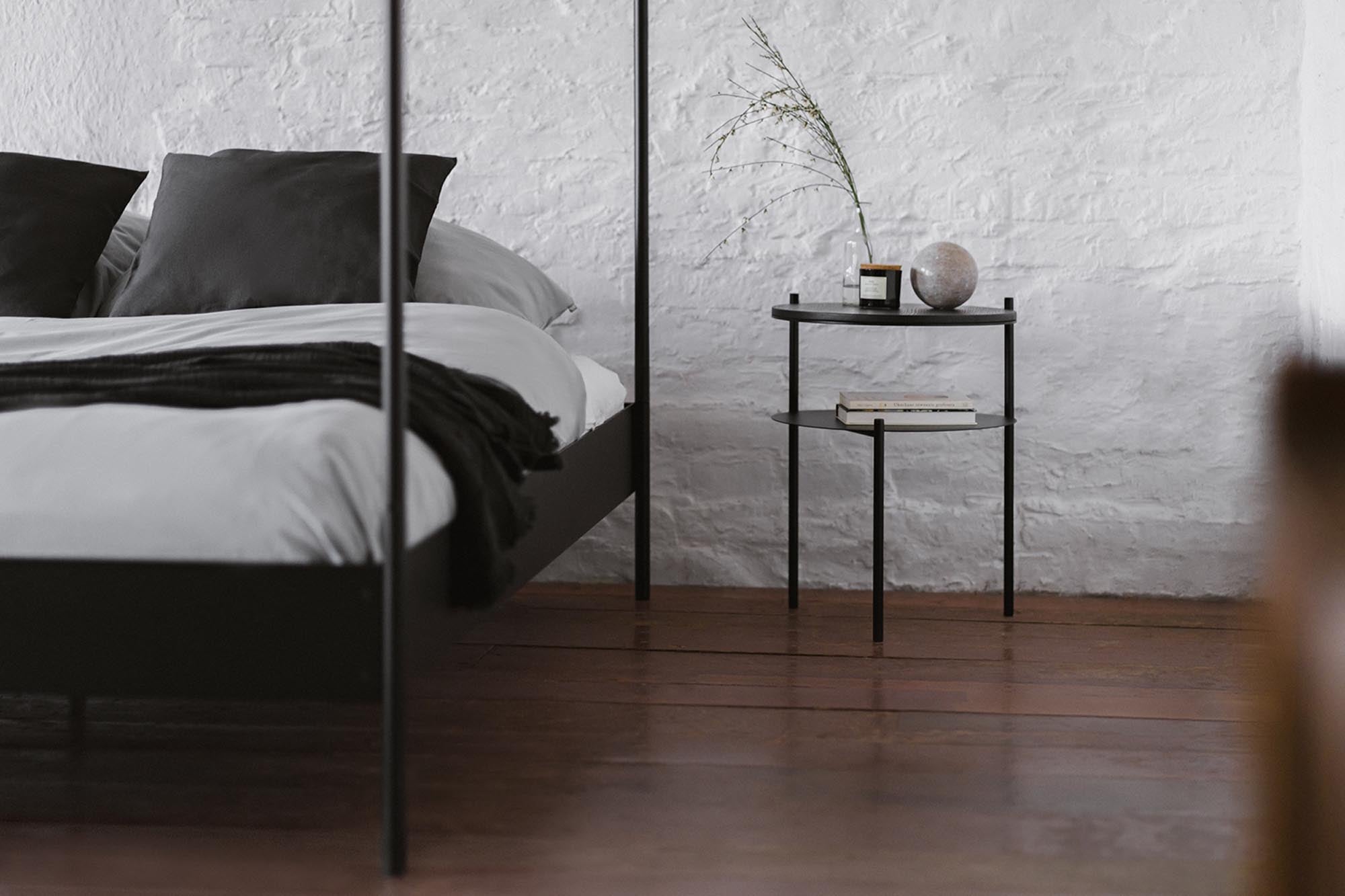 Eton Bett von Noo.ma: Minimalistisches Himmelbett aus pulverbeschichtetem Stahl für langlebige Qualität und entspannende Schlafzimmeratmosphäre.