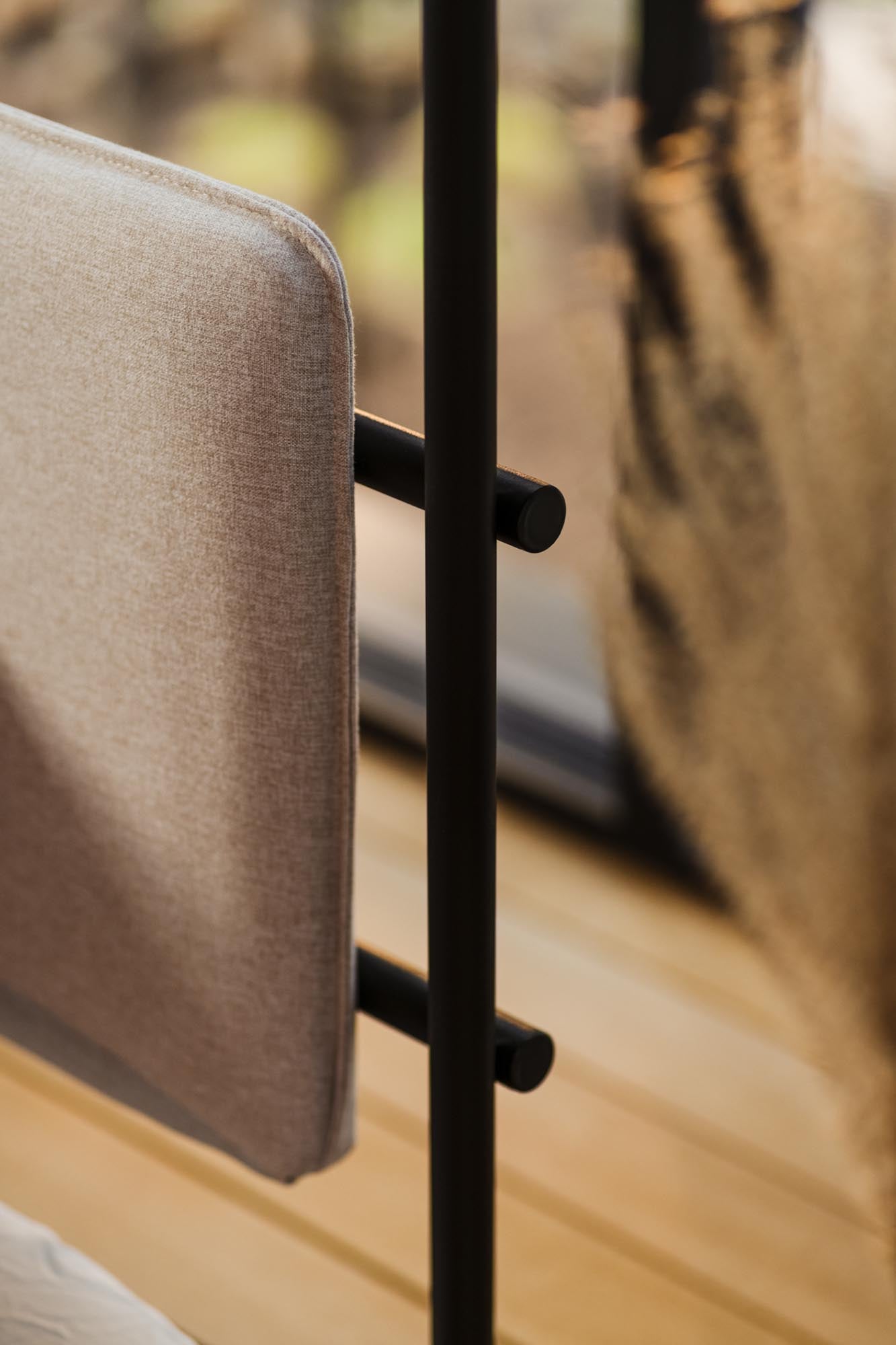 Entdecken Sie das elegante Eton Bett von Noo.ma, ausgestattet mit einem komfortablen Kopfteil und robustem Lattenrost für erholsame Nächte.