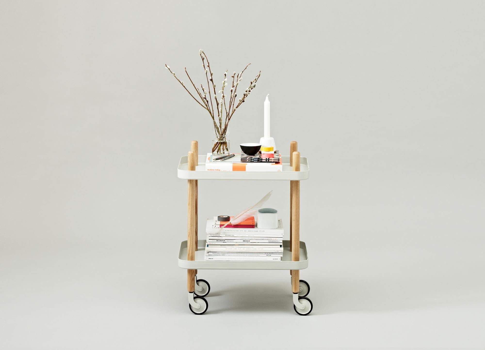 Vielseitiger Block Tisch von Normann Copenhagen – ideal als Beistelltisch oder Servierwagen, modern und funktional mit Rollen für einfache Mobilität.